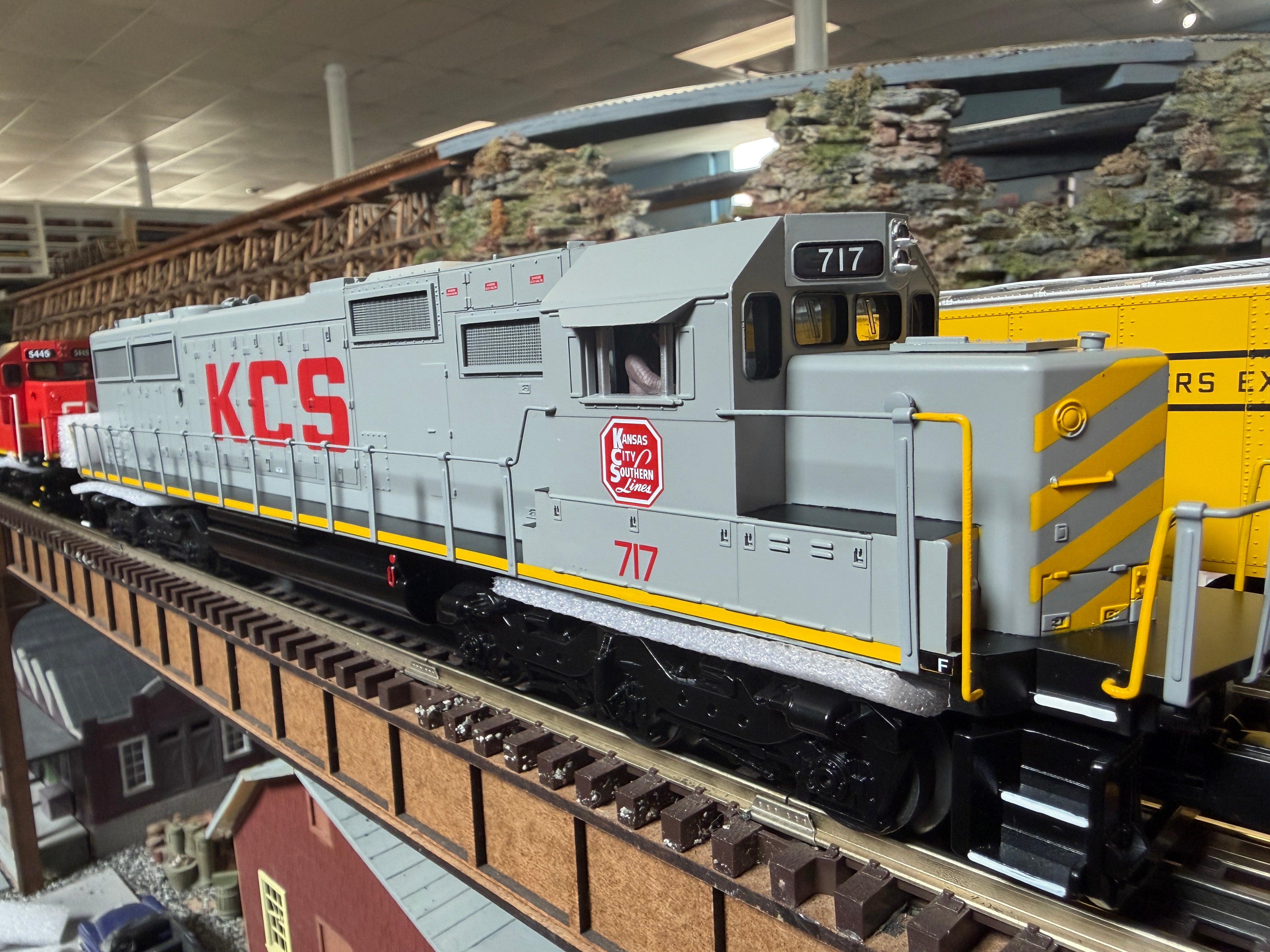 MTH 30-21342-1 - RailKing - SD60 Diesel Engine "Kansas City Southern" #717 w/ PS3