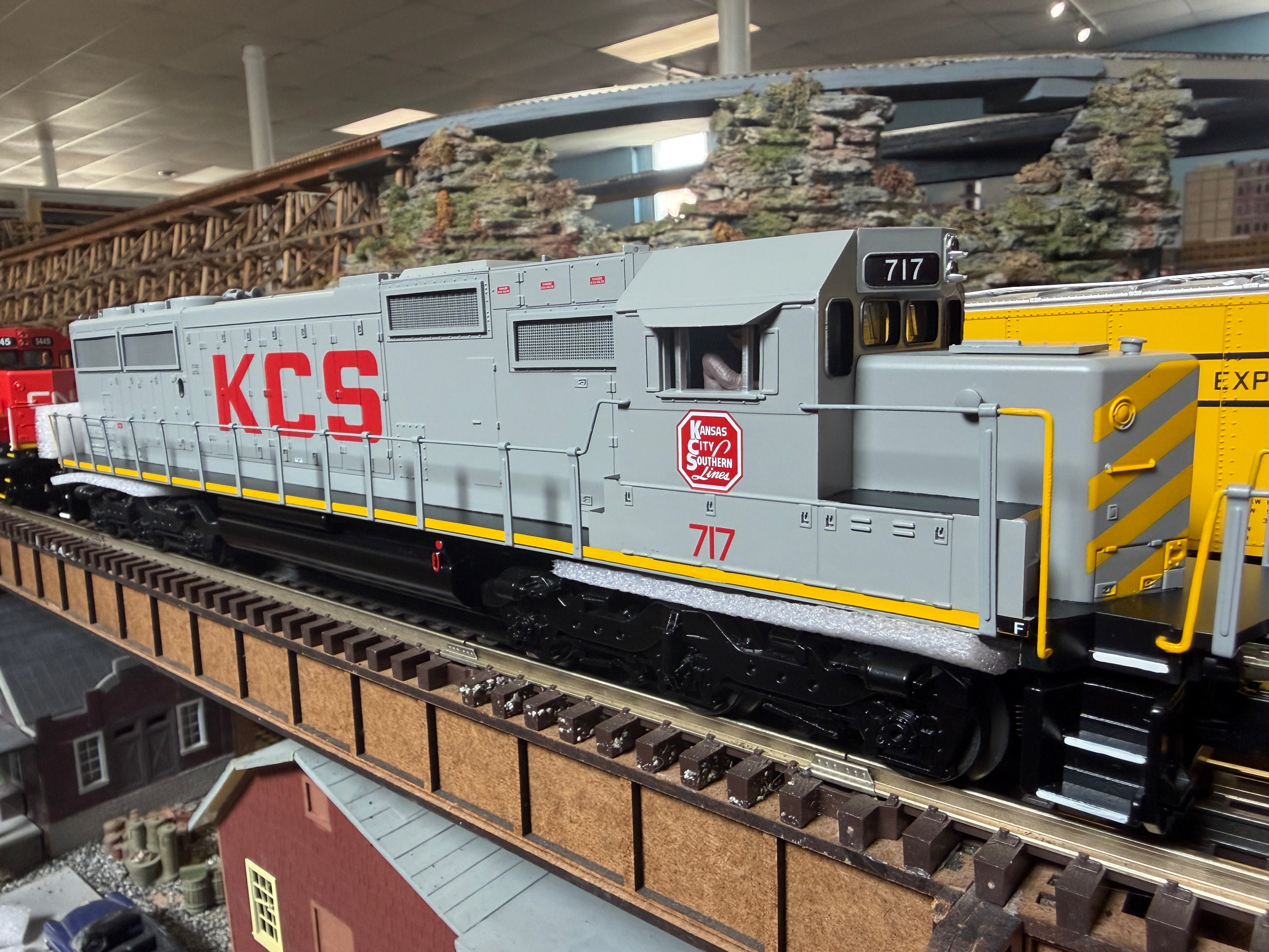 MTH 30-21342-1 - RailKing - SD60 Diesel Engine "Kansas City Southern" #717 w/ PS3
