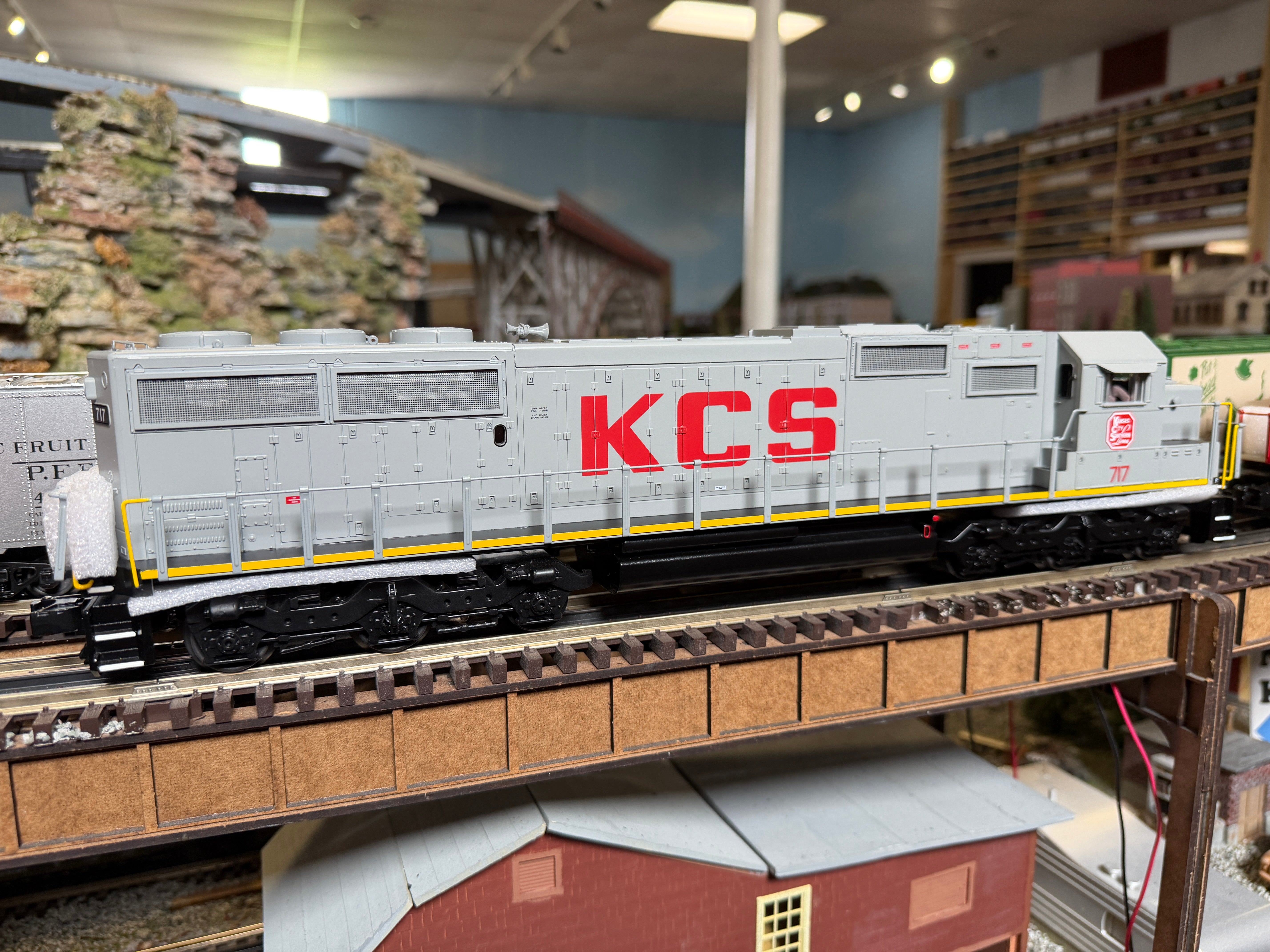 MTH 30-21343-1 - RailKing - SD60 Diesel Engine "Kansas City Southern" #743 w/ PS3