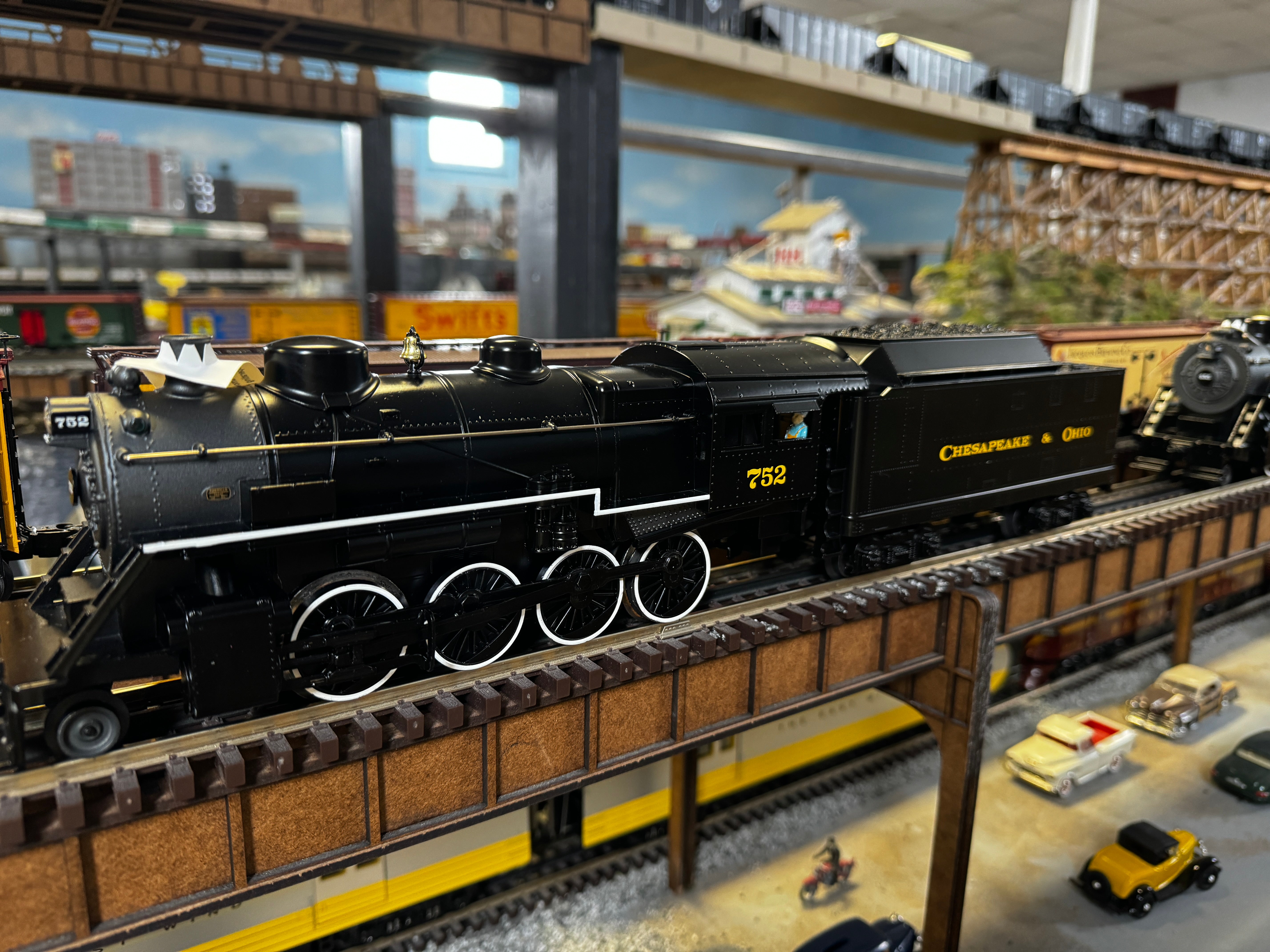 Lionel 2332130 - LionChief 2-8-0 Steam Locomotive "Chesapeake & Ohio" #752