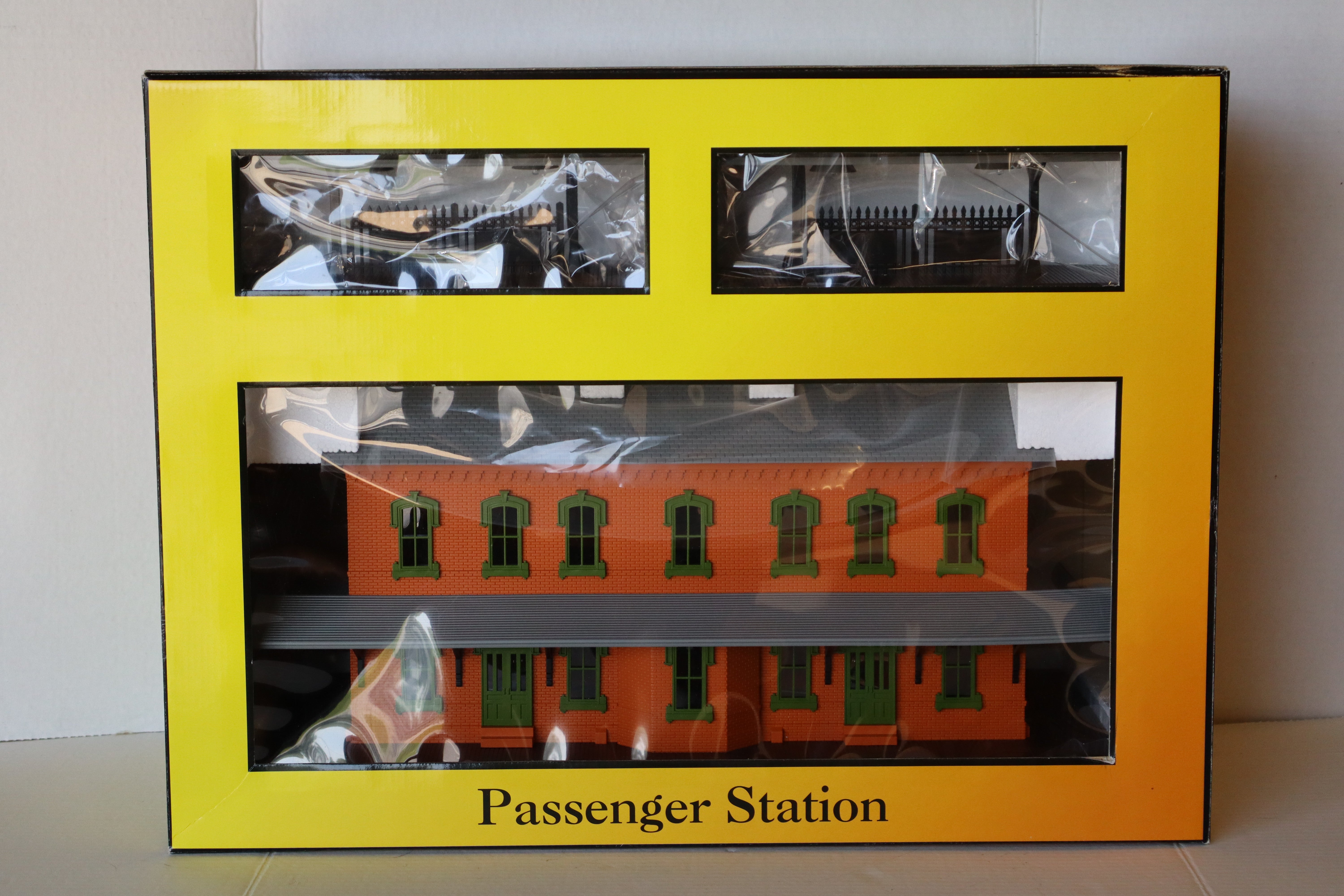 Rail King 30-9005 Passenger Station w/ Dual Platform -Second hand-M8189