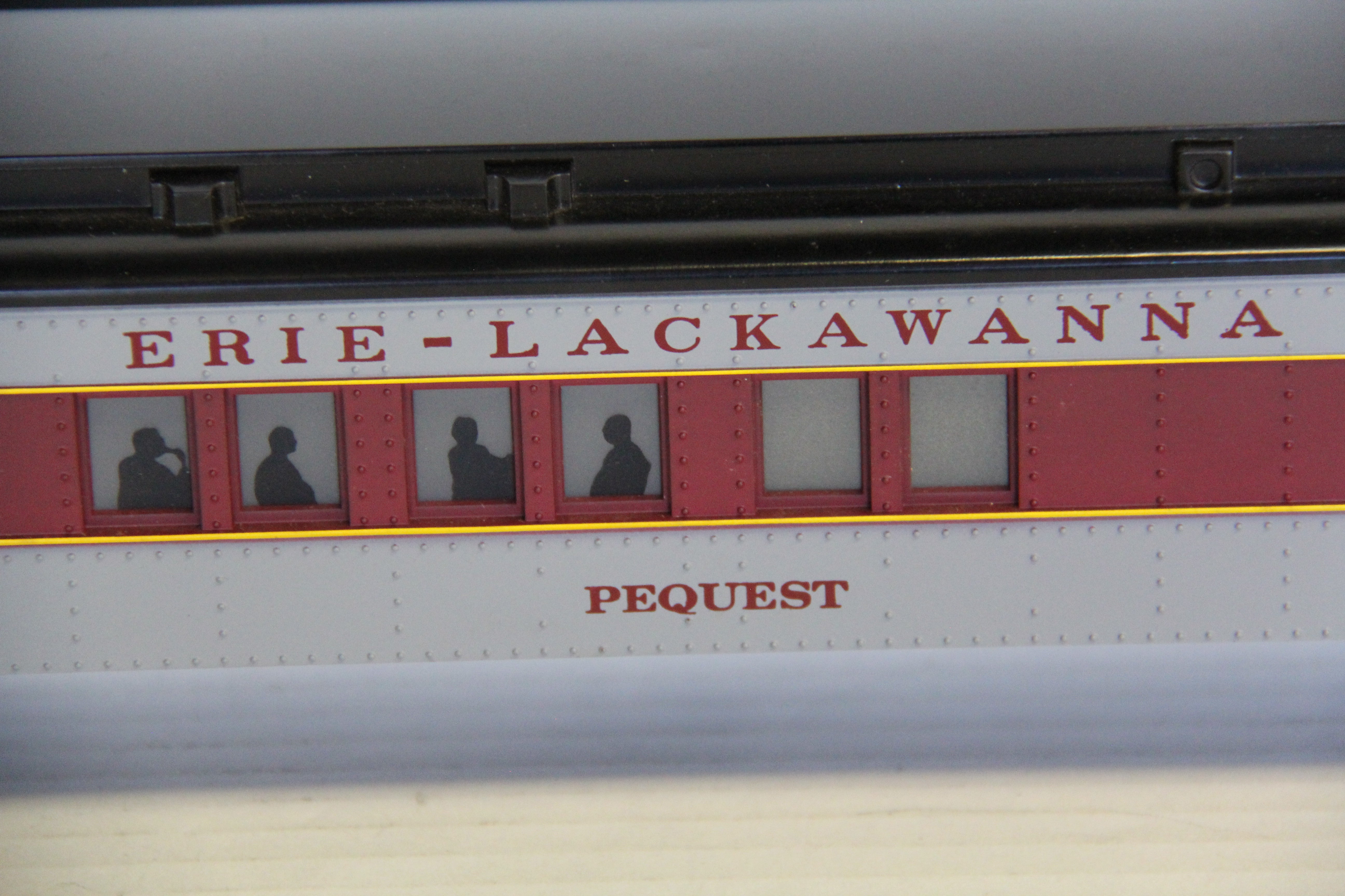 Williams 15" Erie- Lackawanna Madison Crown Edition Passenger 2 Set-Second hand-M4630