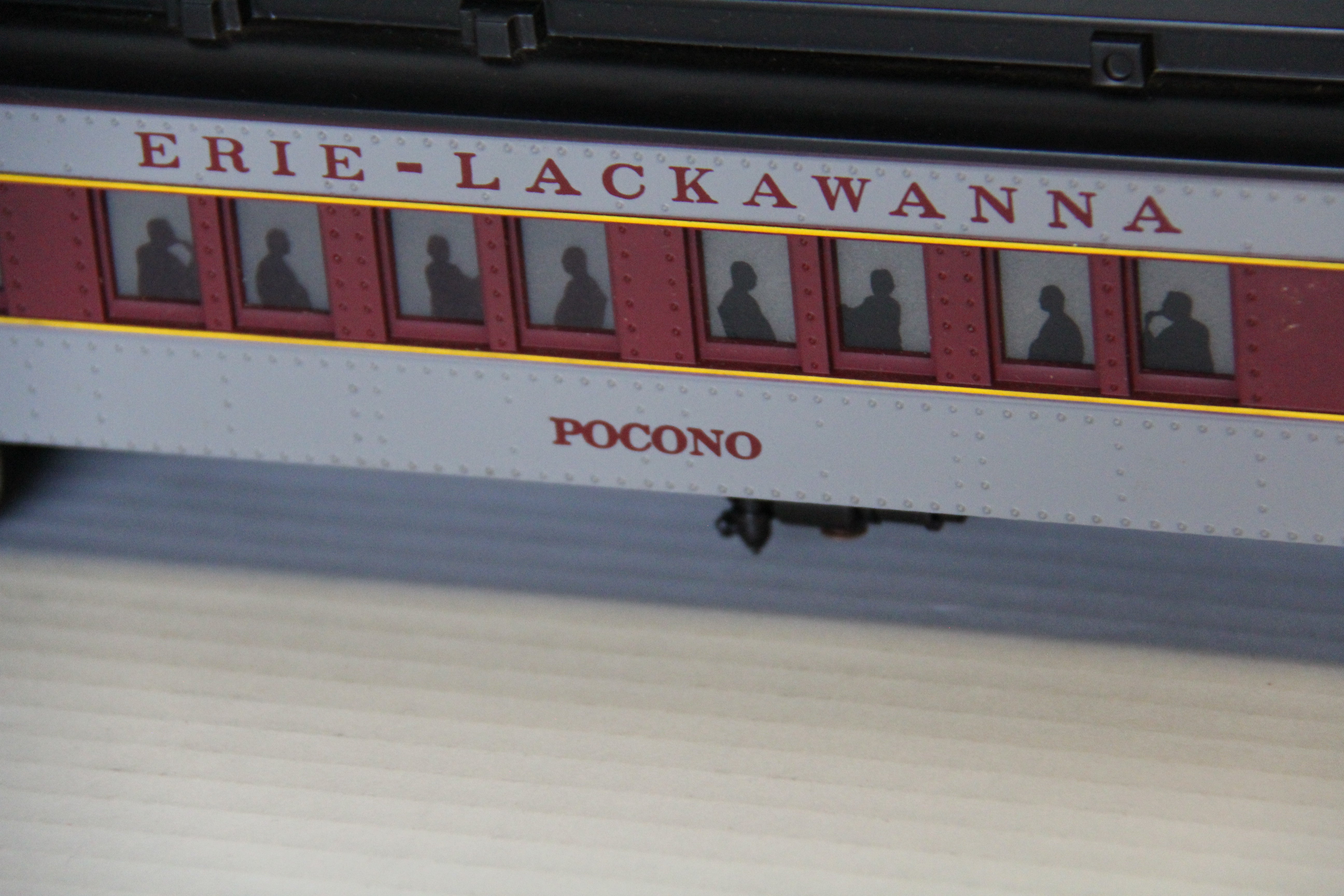Williams 15" Erie- Lackawanna Madison Crown Edition Passenger 2 Set-Second hand-M4630