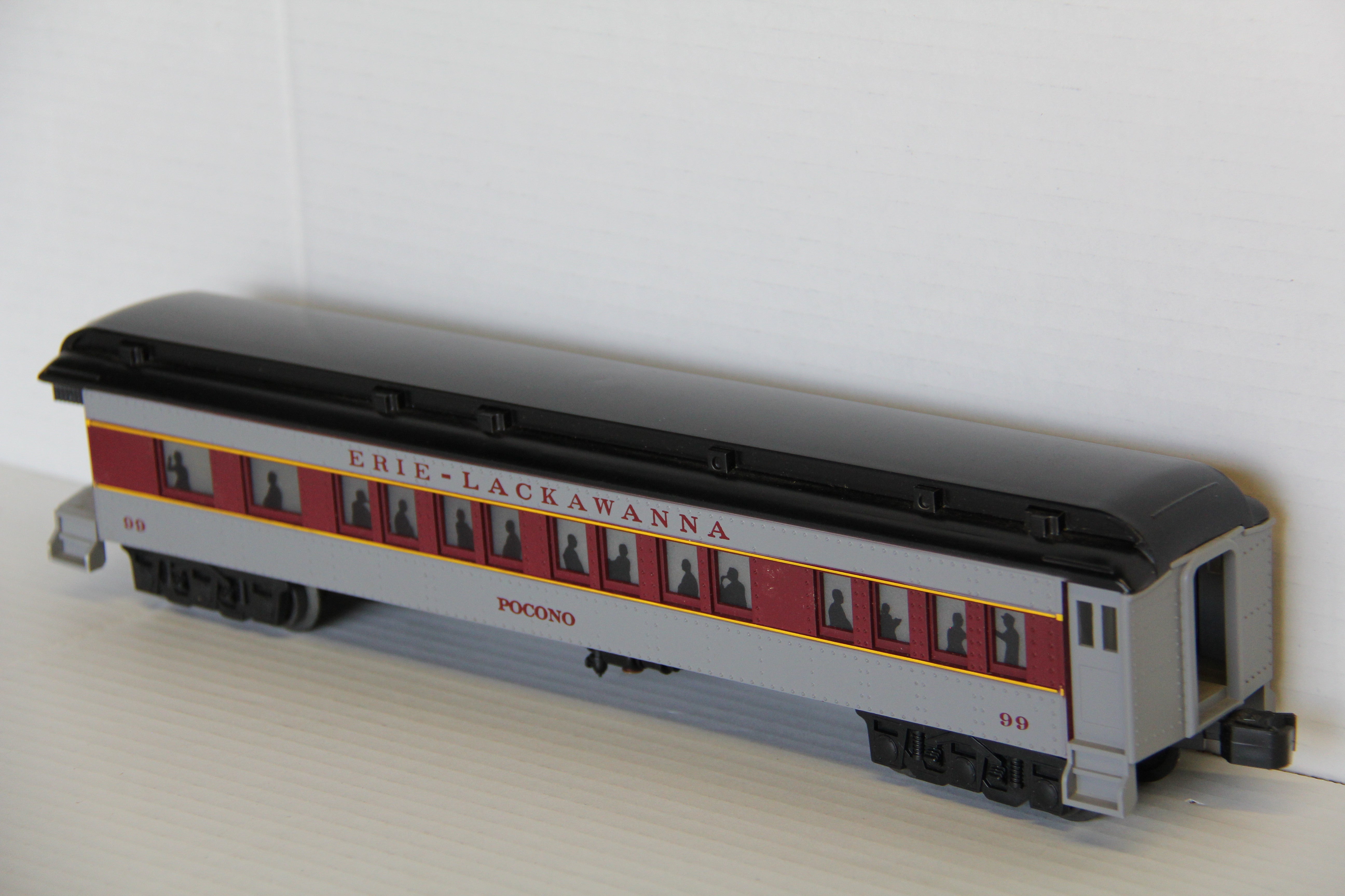 Williams 15" Erie- Lackawanna Madison Crown Edition Passenger 2 Set-Second hand-M4630