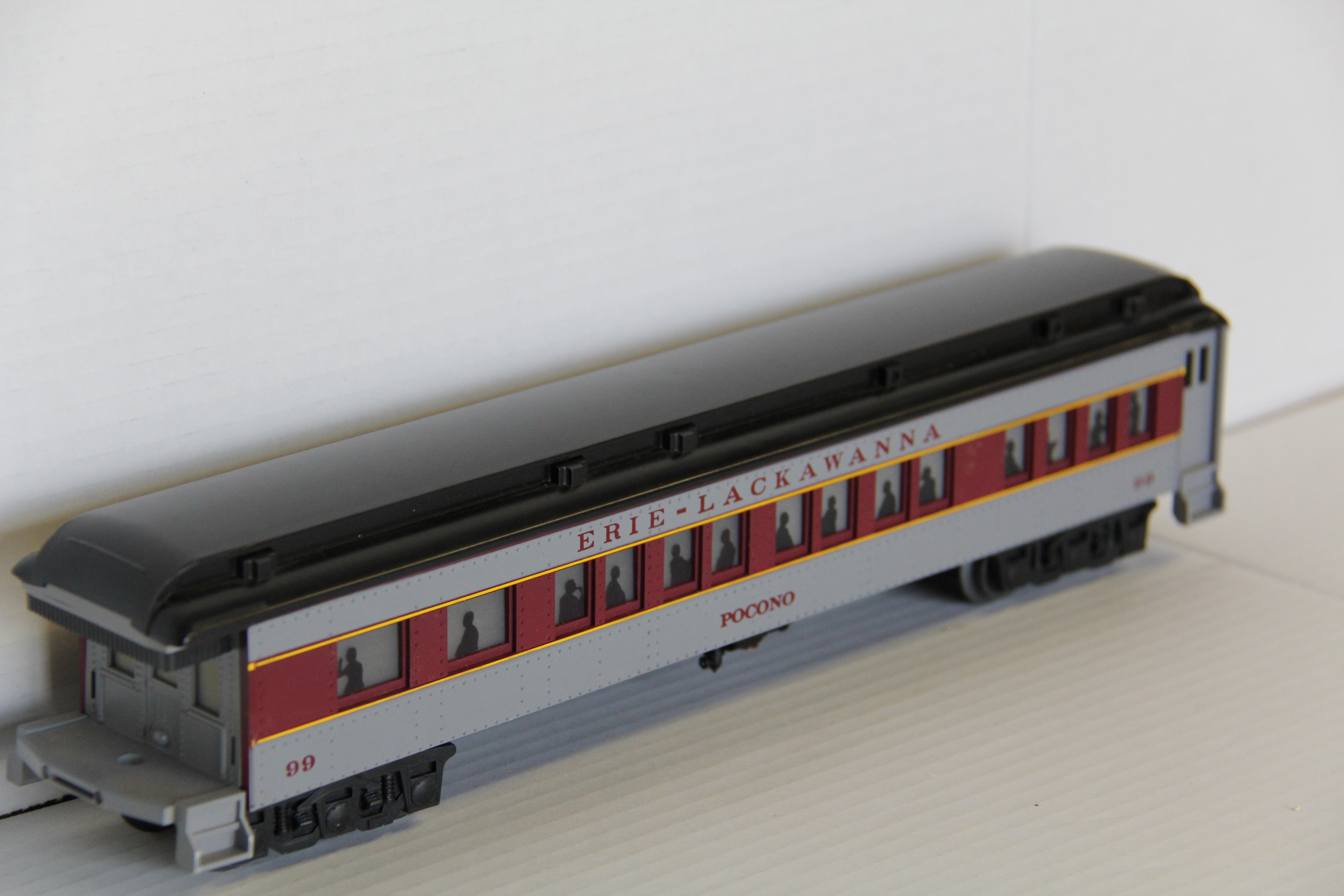 Williams 15" Erie- Lackawanna Madison Crown Edition Passenger 2 Set-Second hand-M4630