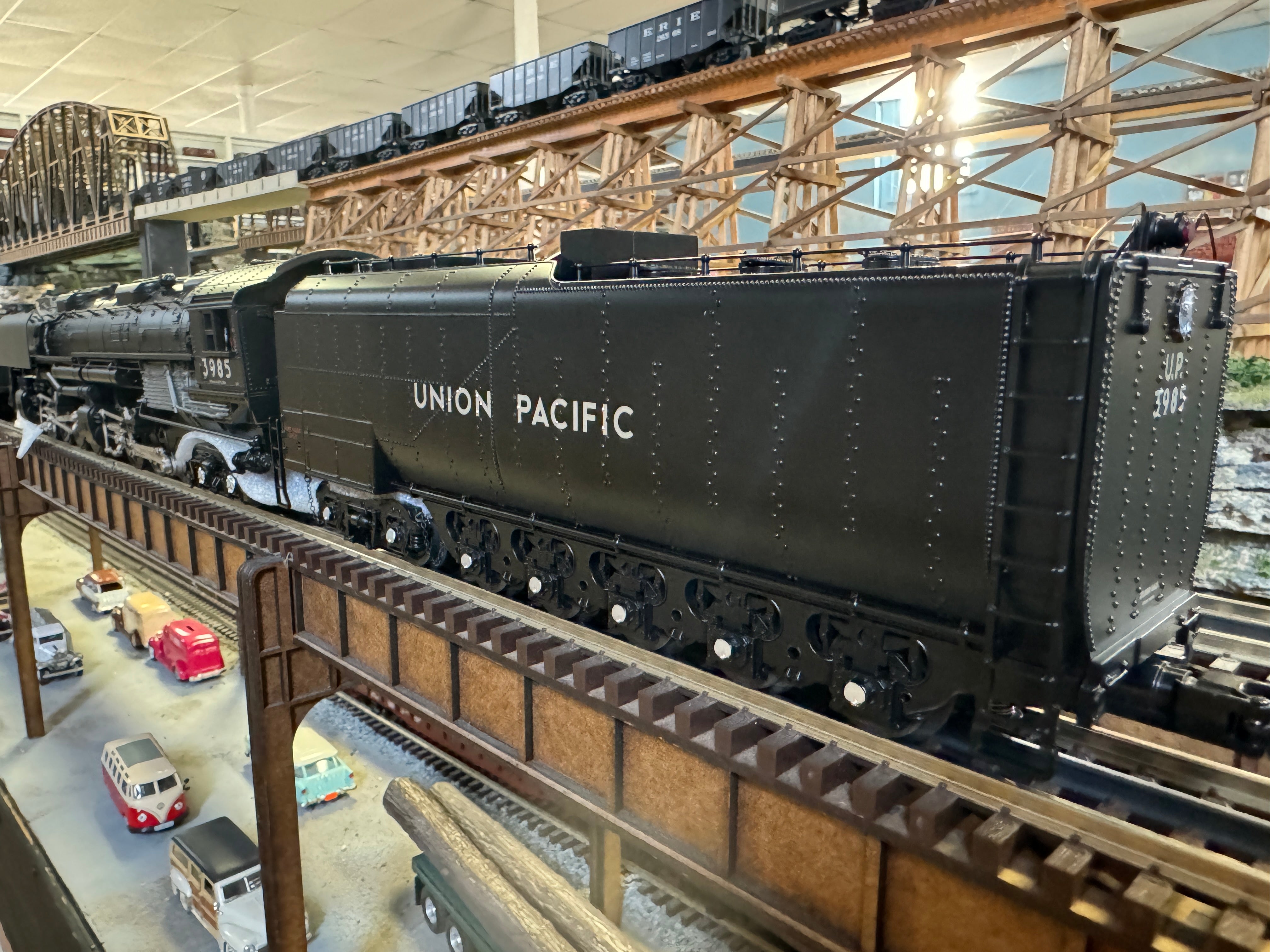 MTH 20-3895-1 - 4-6-6-4 Challenger Steam Engine "Union Pacific" #3985 w/ PS3 + Smoke Deflectors (Black - Oil Tender)
