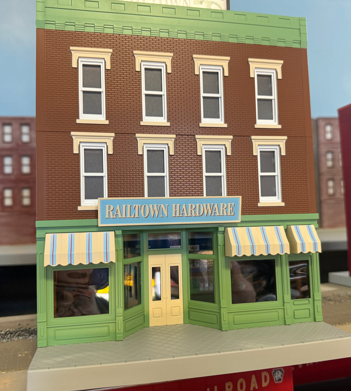 MTH 30-90658 - 3-Story City Building 1 "Railtown Hardware" - MrMuffin'sTrains