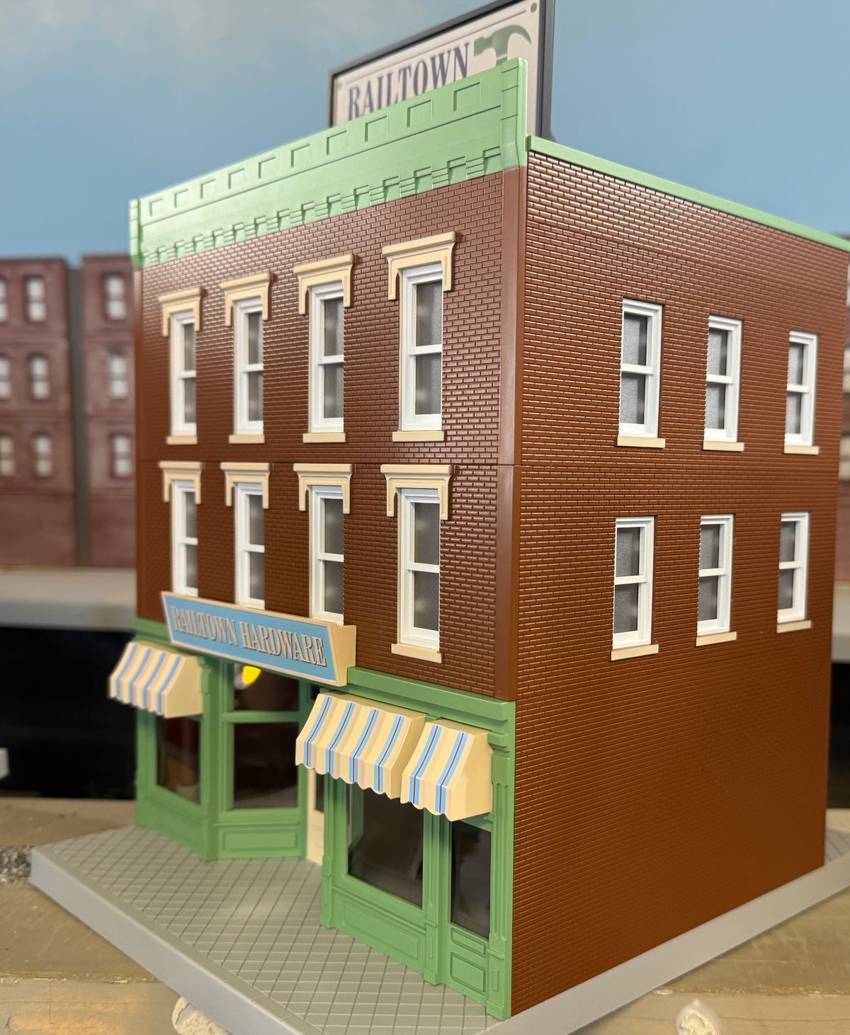 MTH 30-90658 - 3-Story City Building 1 "Railtown Hardware" - MrMuffin'sTrains
