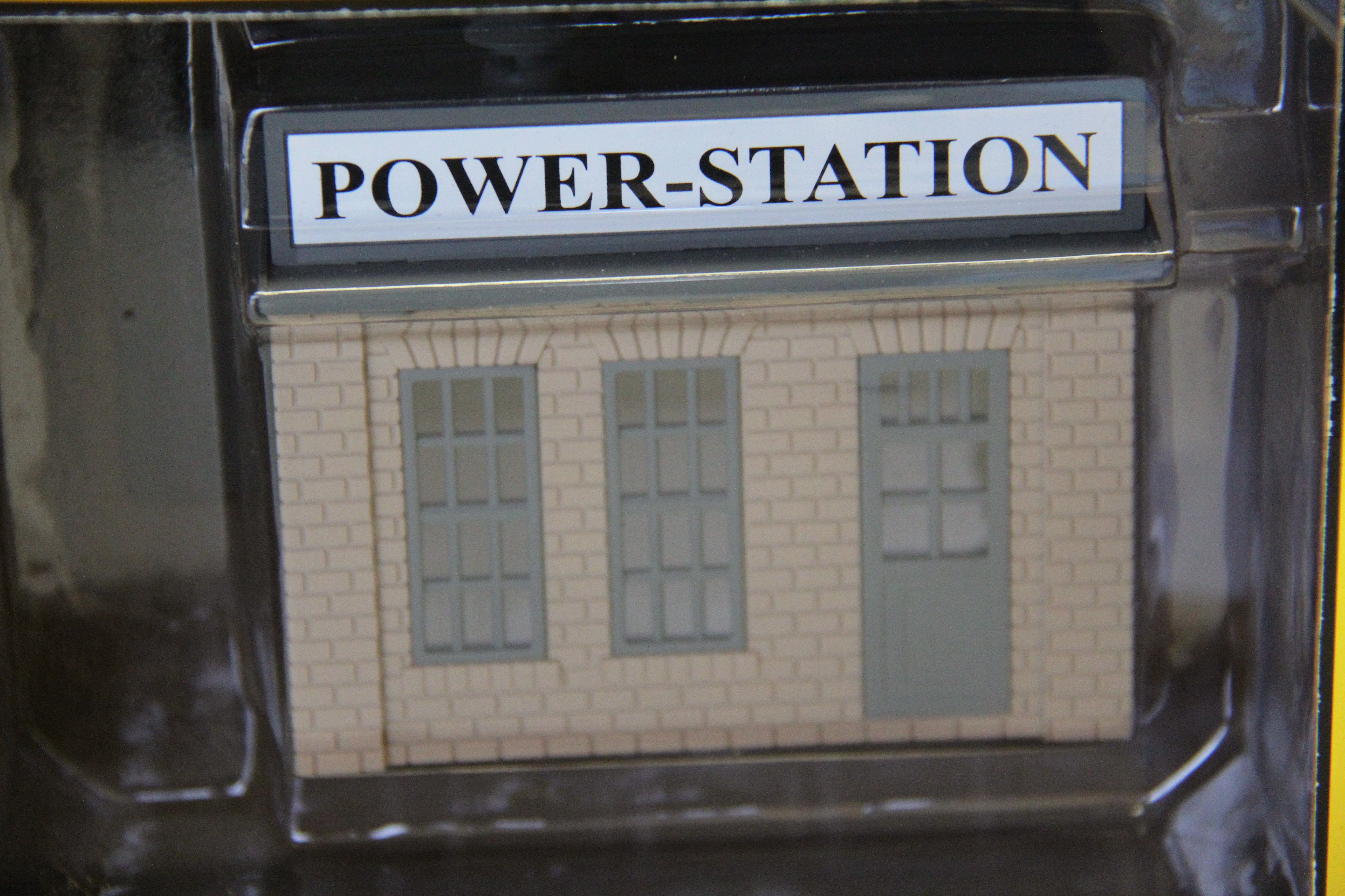 Rail King 30-90003 Power Station Cream & Dark Gray-Second hand-M6919