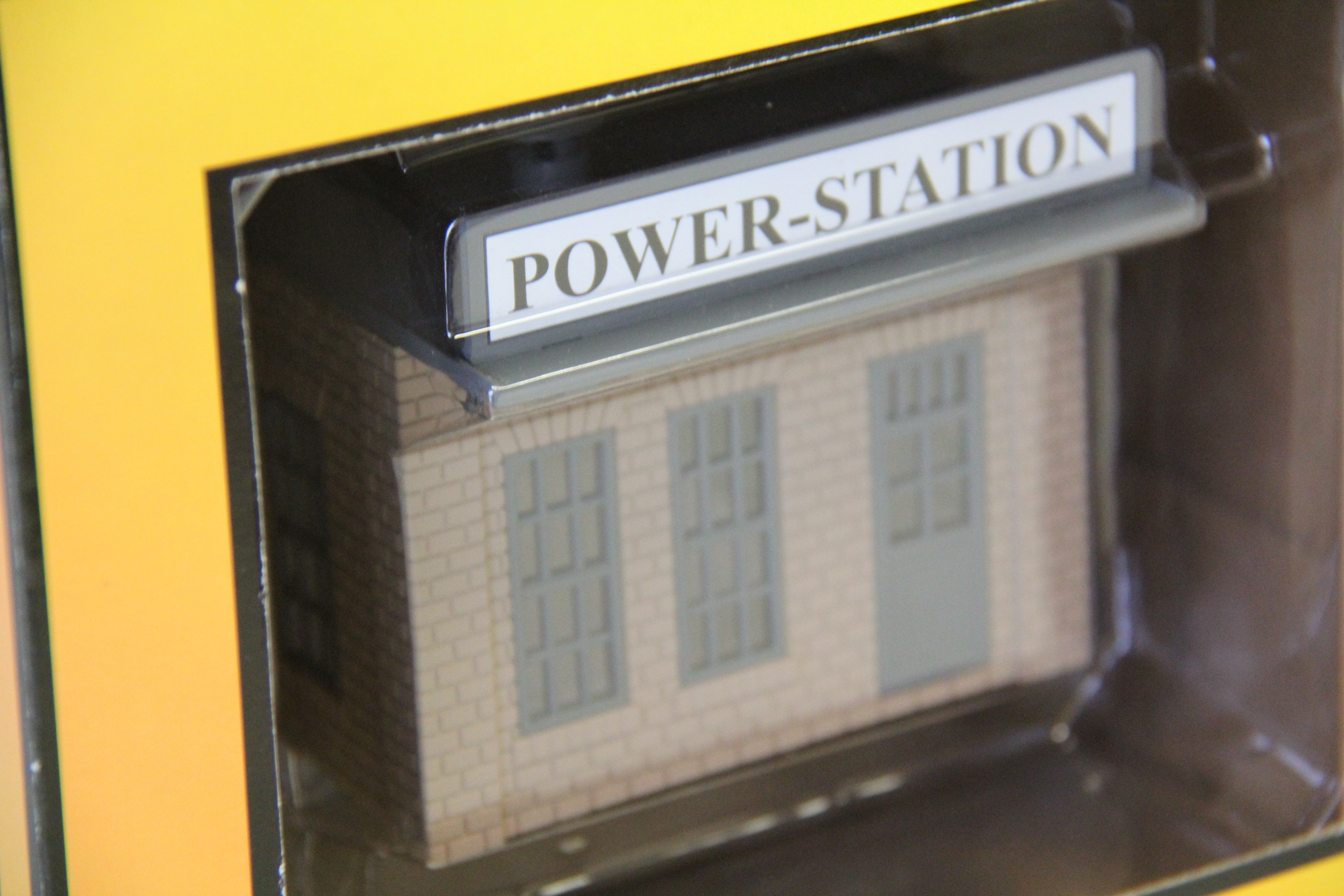Rail King 30-90003 Power Station Cream & Dark Gray-Second hand-M6919