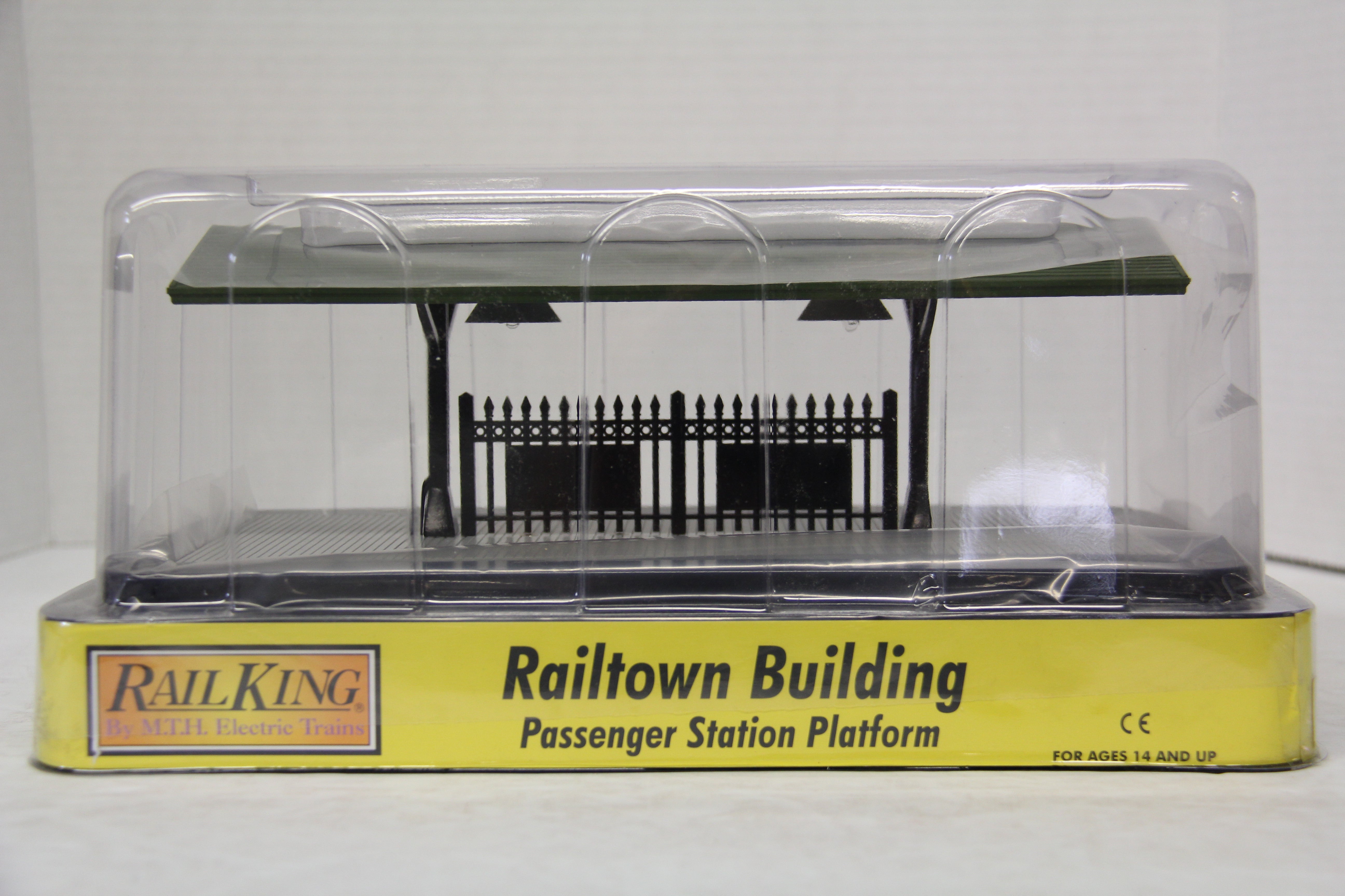 Rail King 30-90315 Green Roof w/ Gray Base Passenger Station Platform-Second hand-M5736