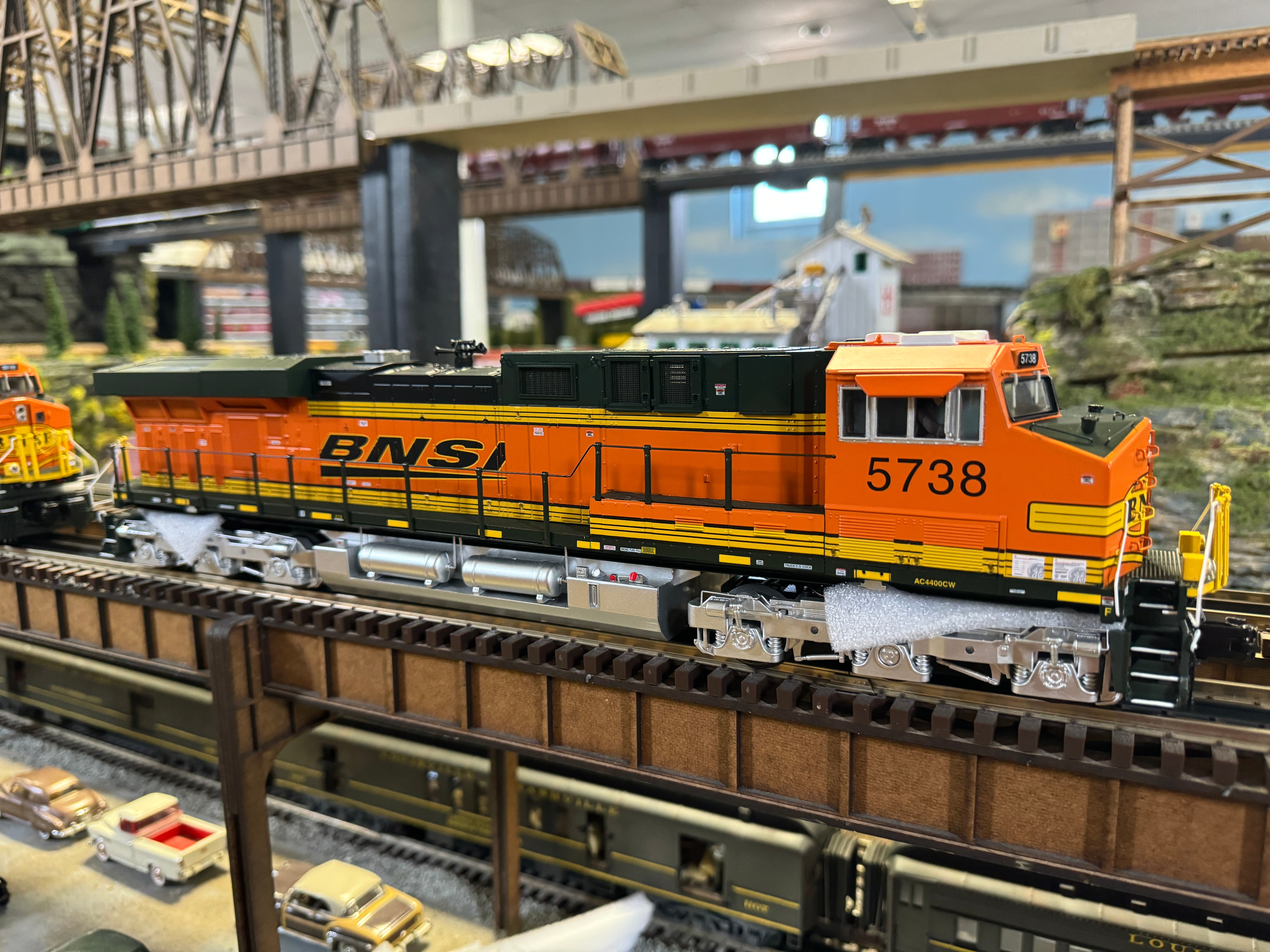 Atlas O 30138177 - Premier - ES44AC Diesel Locomotive "BNSF" #5738 (H2 Pumpkin w/ Swoosh)
