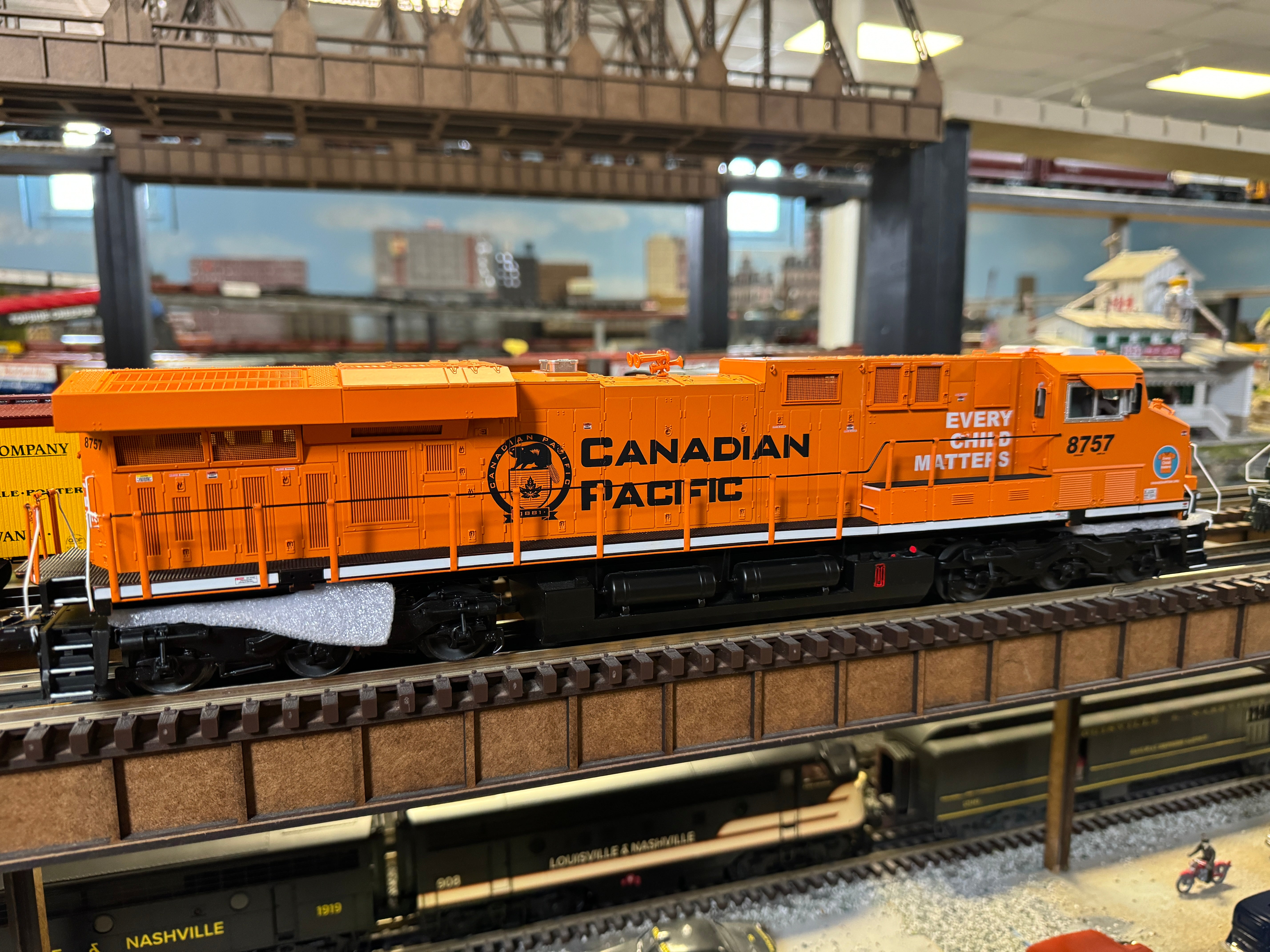 Atlas O 30138178 - Premier - ES44AC Diesel Locomotive "Canadian Pacific" #8757 (Every Child Matters)