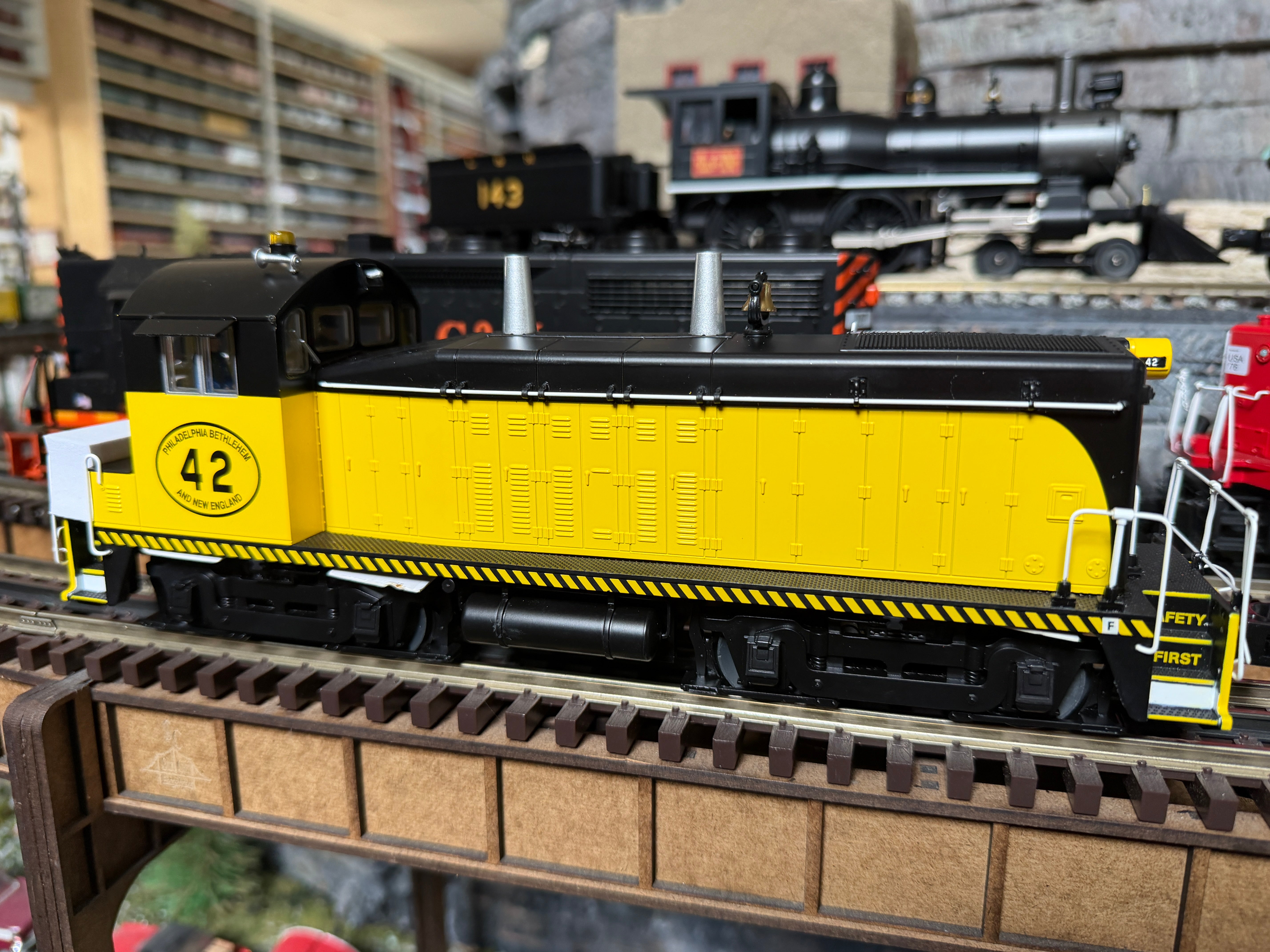 Lionel 2233870 - Legacy - SW1200 Diesel Locomotive "Philadelphia, Bethlehem & New England" #42 - Custom Run
