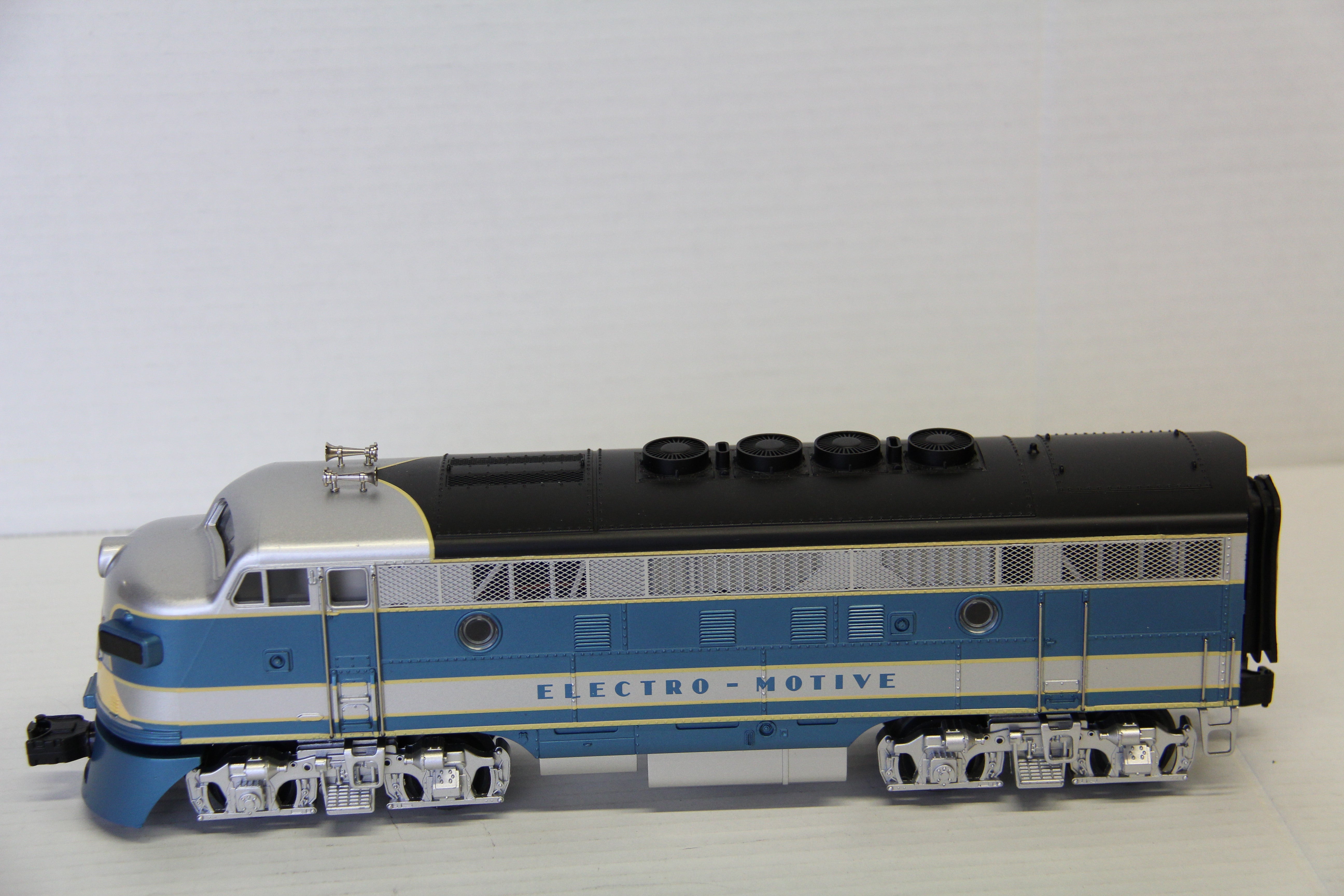 MTH 20-2090-1 "Electro Motive Division" Premier F-3 AA Powered & Non Powered Diesel Set-Second hand-M6927