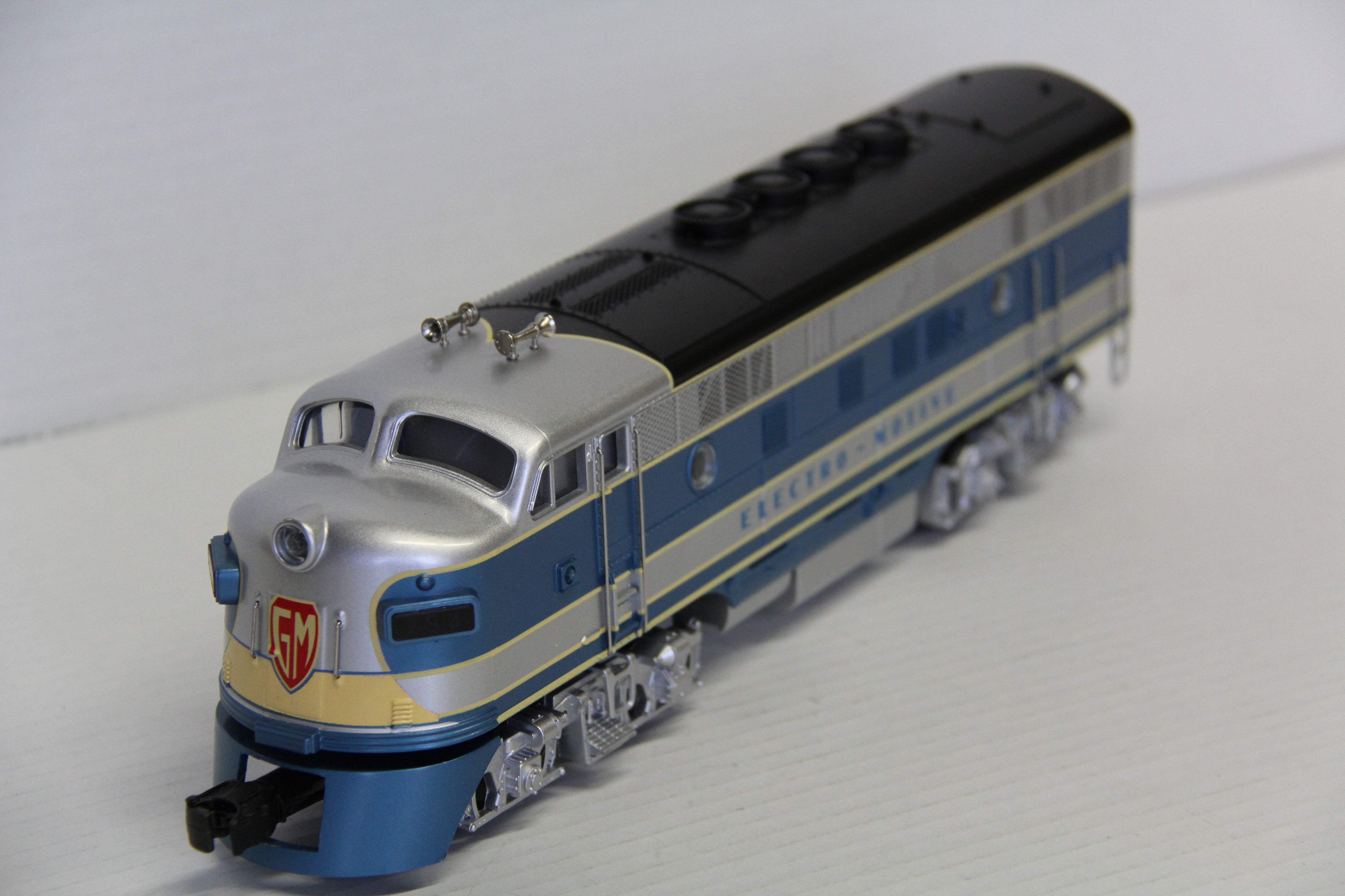 MTH 20-2090-1 "Electro Motive Division" Premier F-3 AA Powered & Non Powered Diesel Set-Second hand-M6927