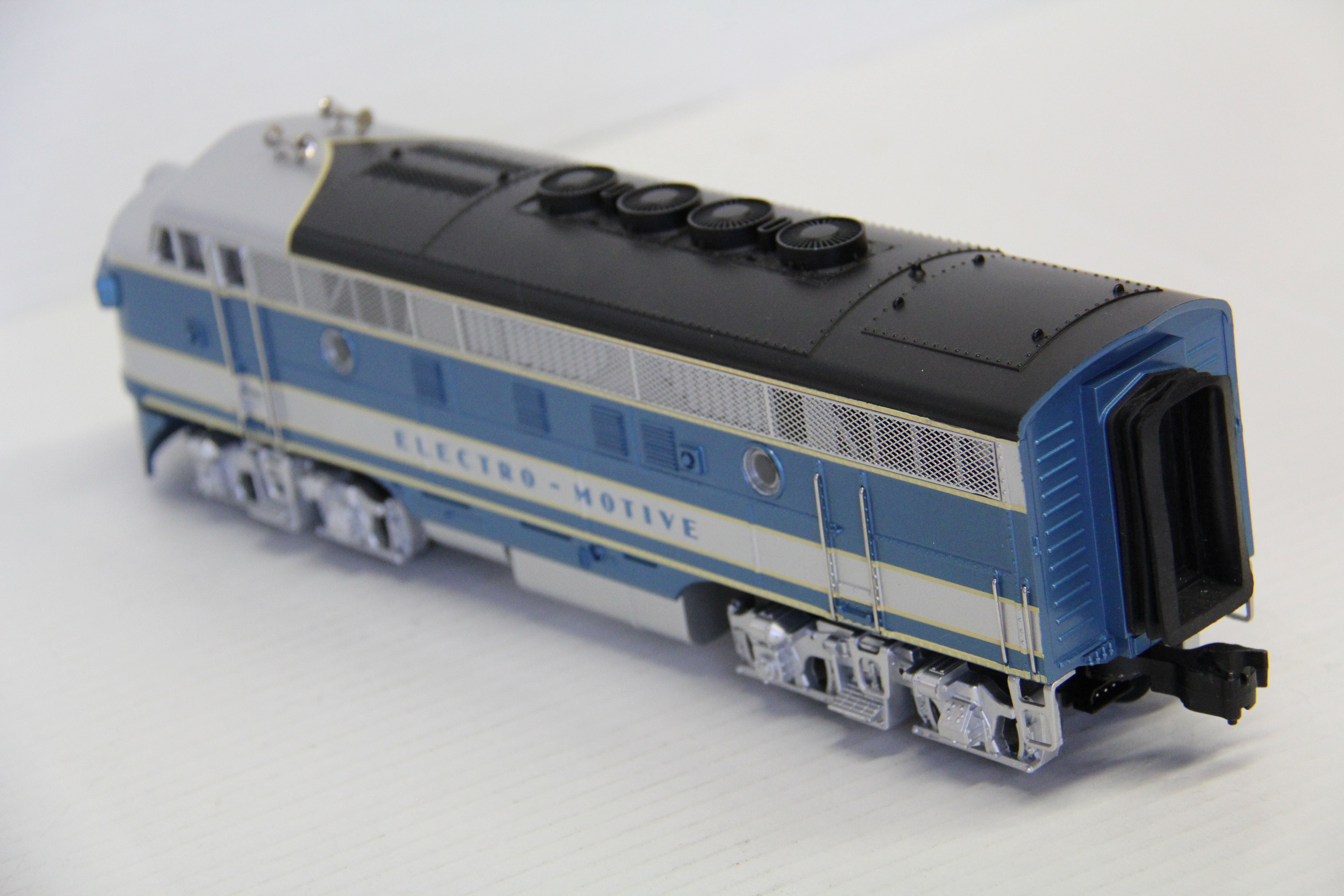 MTH 20-2090-1 "Electro Motive Division" Premier F-3 AA Powered & Non Powered Diesel Set-Second hand-M6927