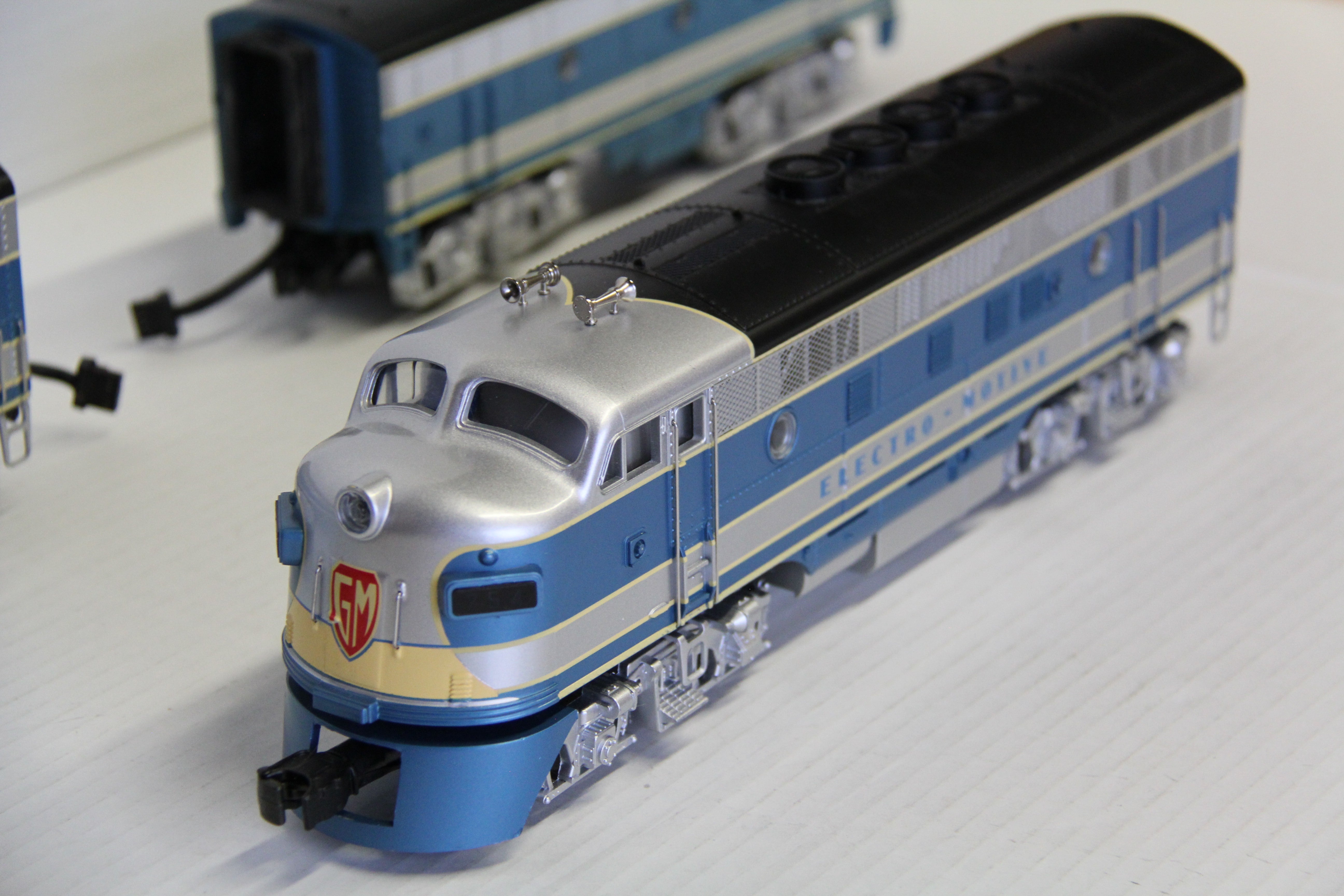 MTH 20-2090-1 "Electro Motive Division" Premier F-3 AA Powered & Non Powered Diesel Set-Second hand-M6927