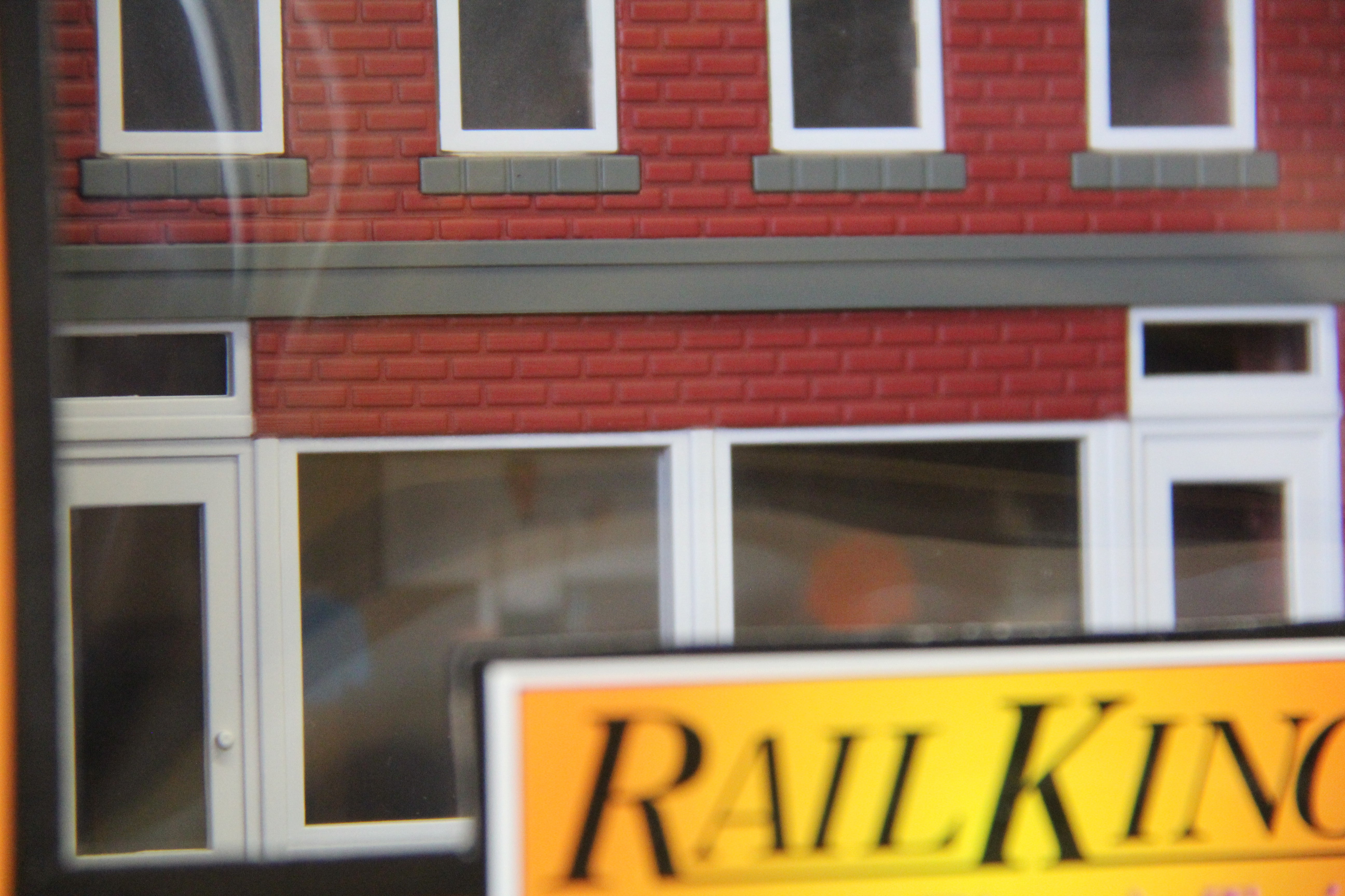 Rail King 30-90034  5-Story City Building McHale's Tavern-Second hand-M6938