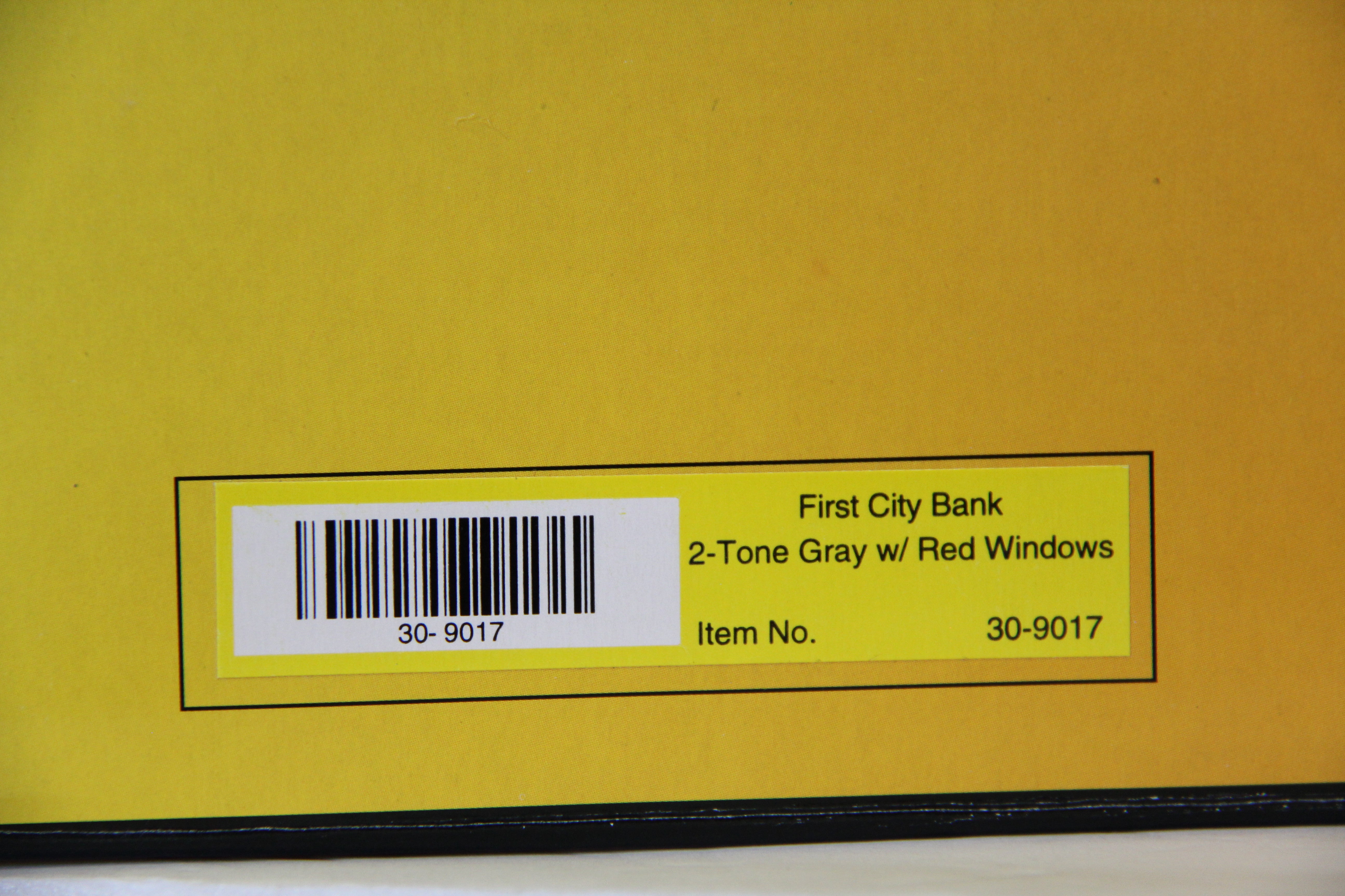 Rail King 30-9017 First City Bank 2 Tone w/ Red Windows-Second hand-M6935