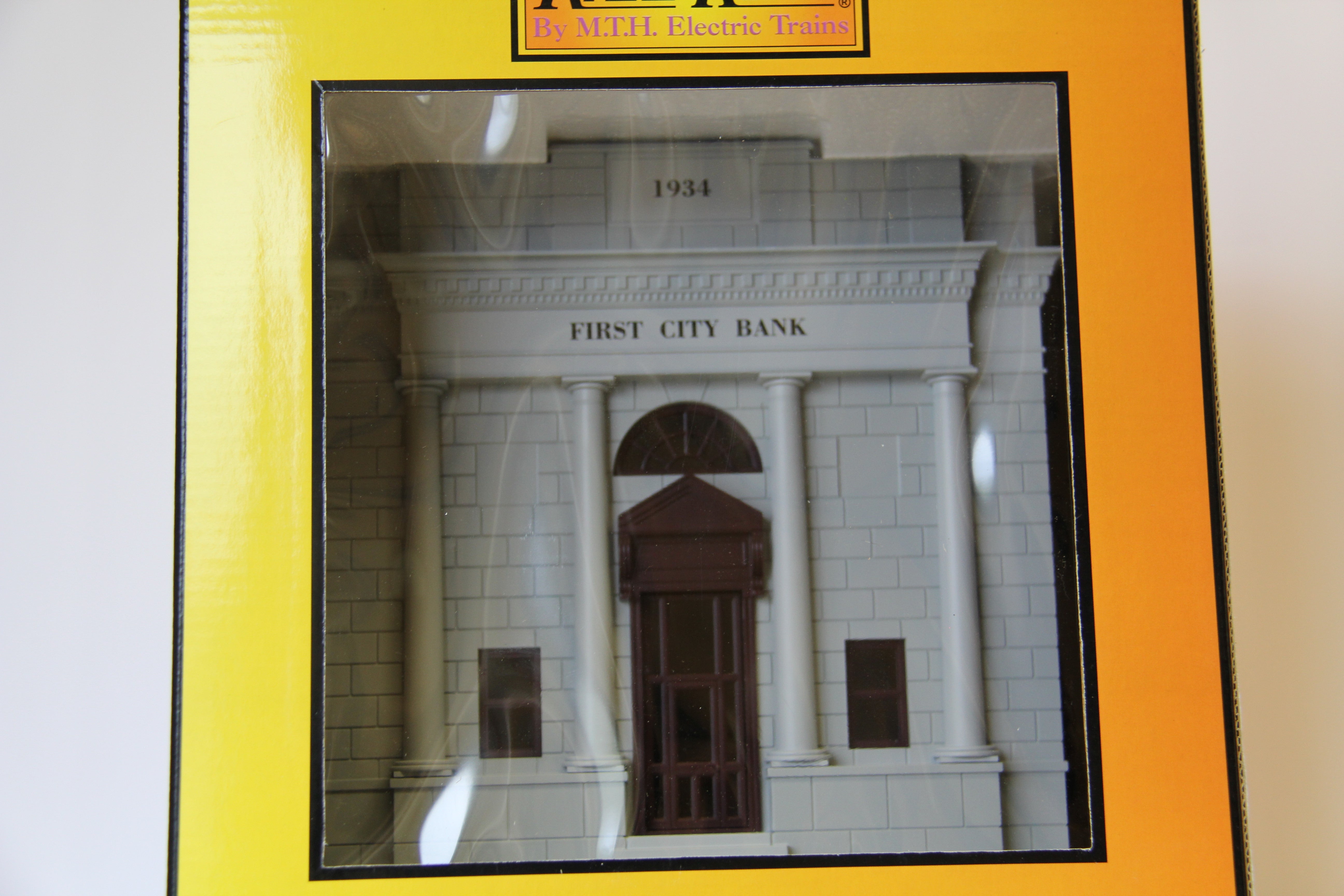 Rail King 30-9017 First City Bank 2 Tone w/ Red Windows-Second hand-M6935