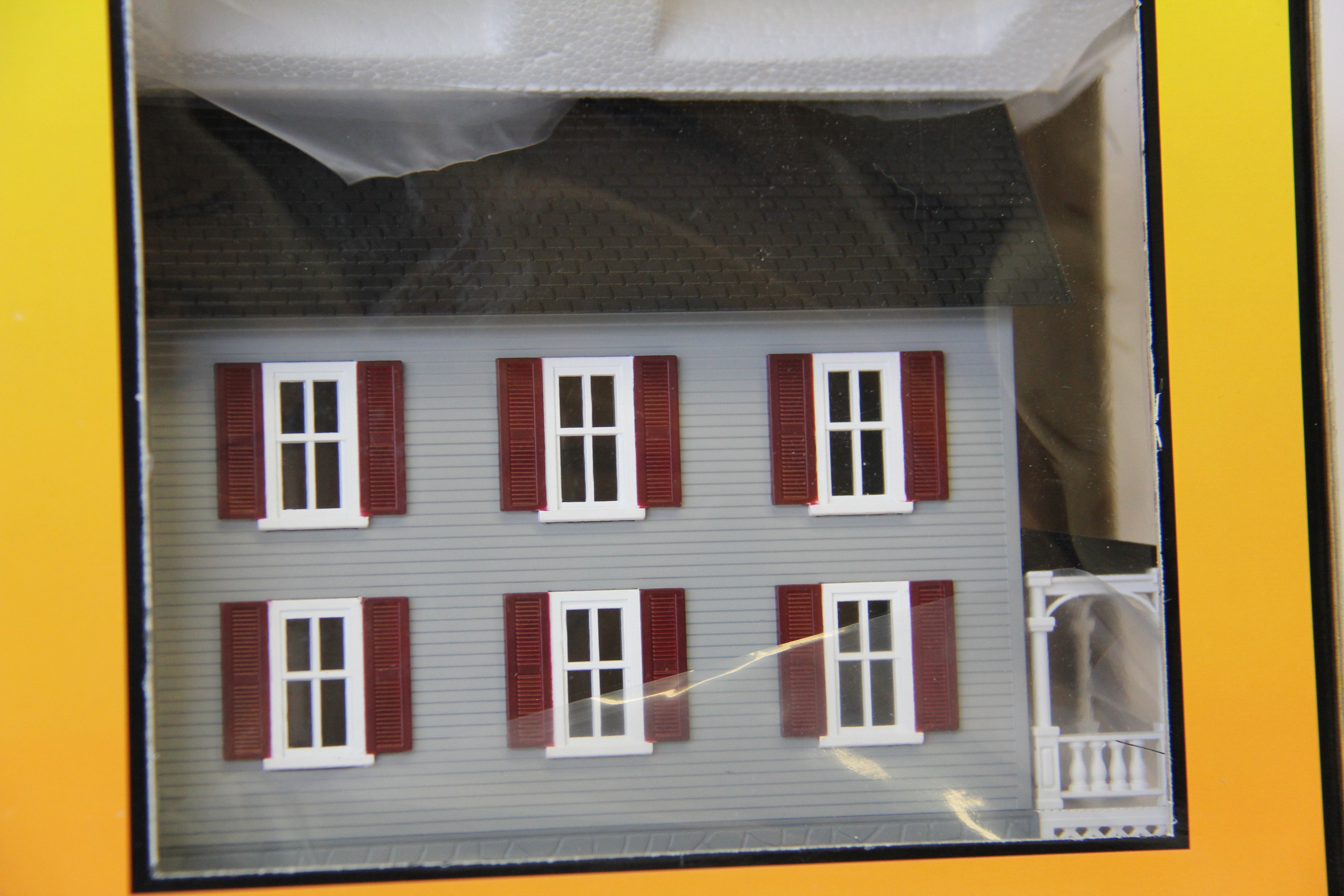 Rail King 30-9024 Row House w/ Porch Gray w/ Red Shutters-Second hand-M6936