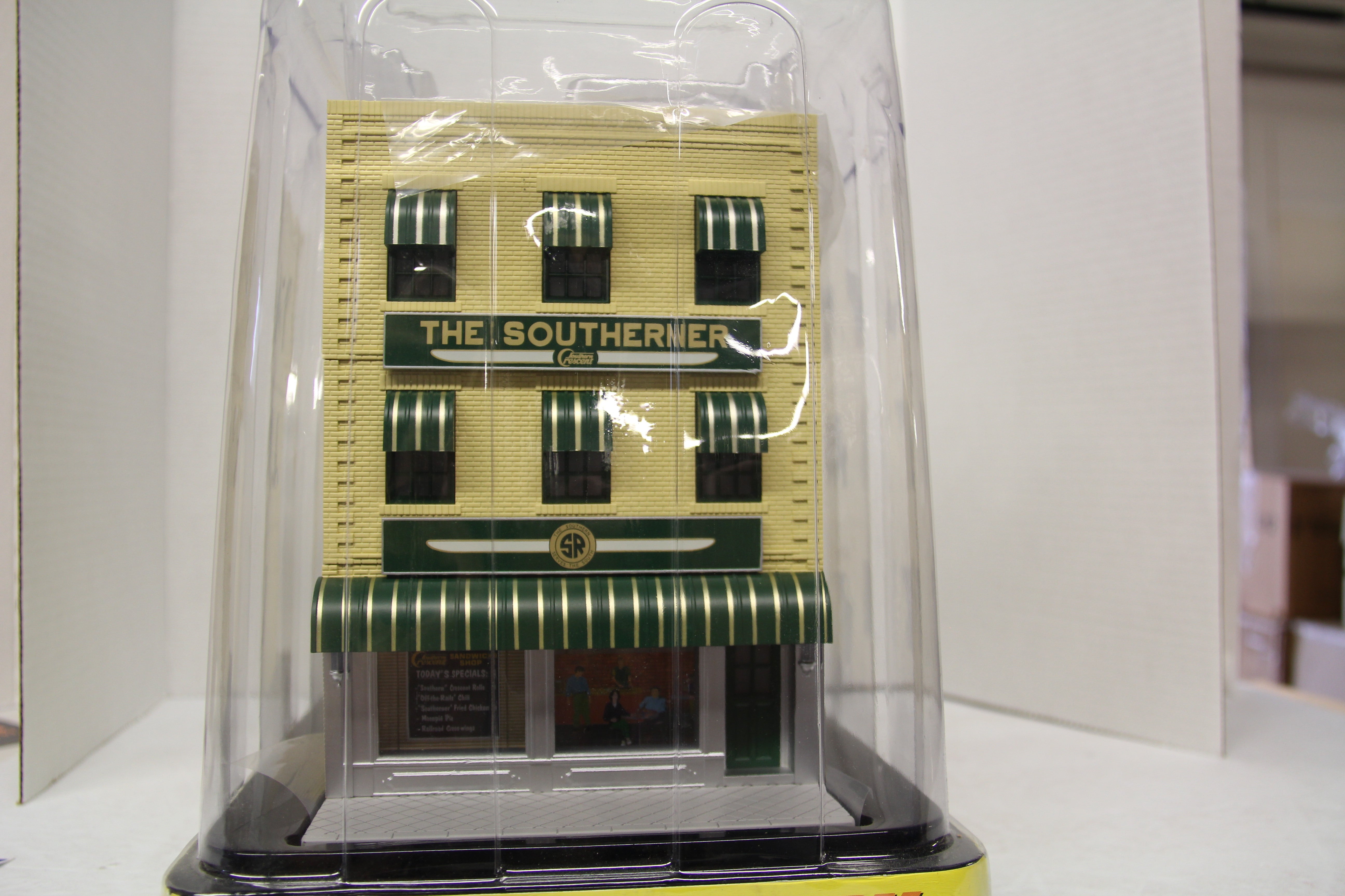 Rail King 30-90562 Southerner 3-Story City Building w/ Fire Escape -Second hand-M5562