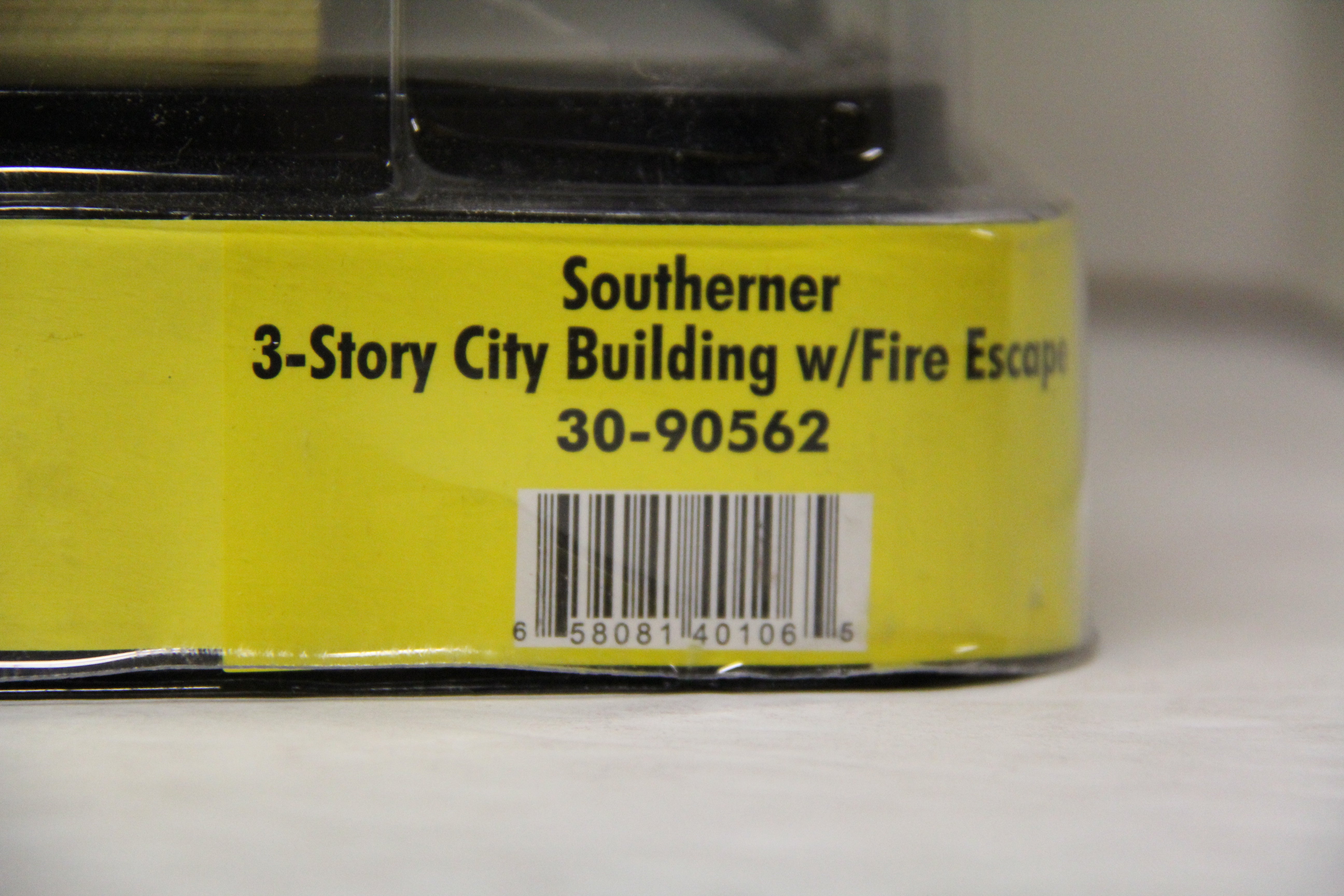 Rail King 30-90562 Southerner 3-Story City Building w/ Fire Escape -Second hand-M5562