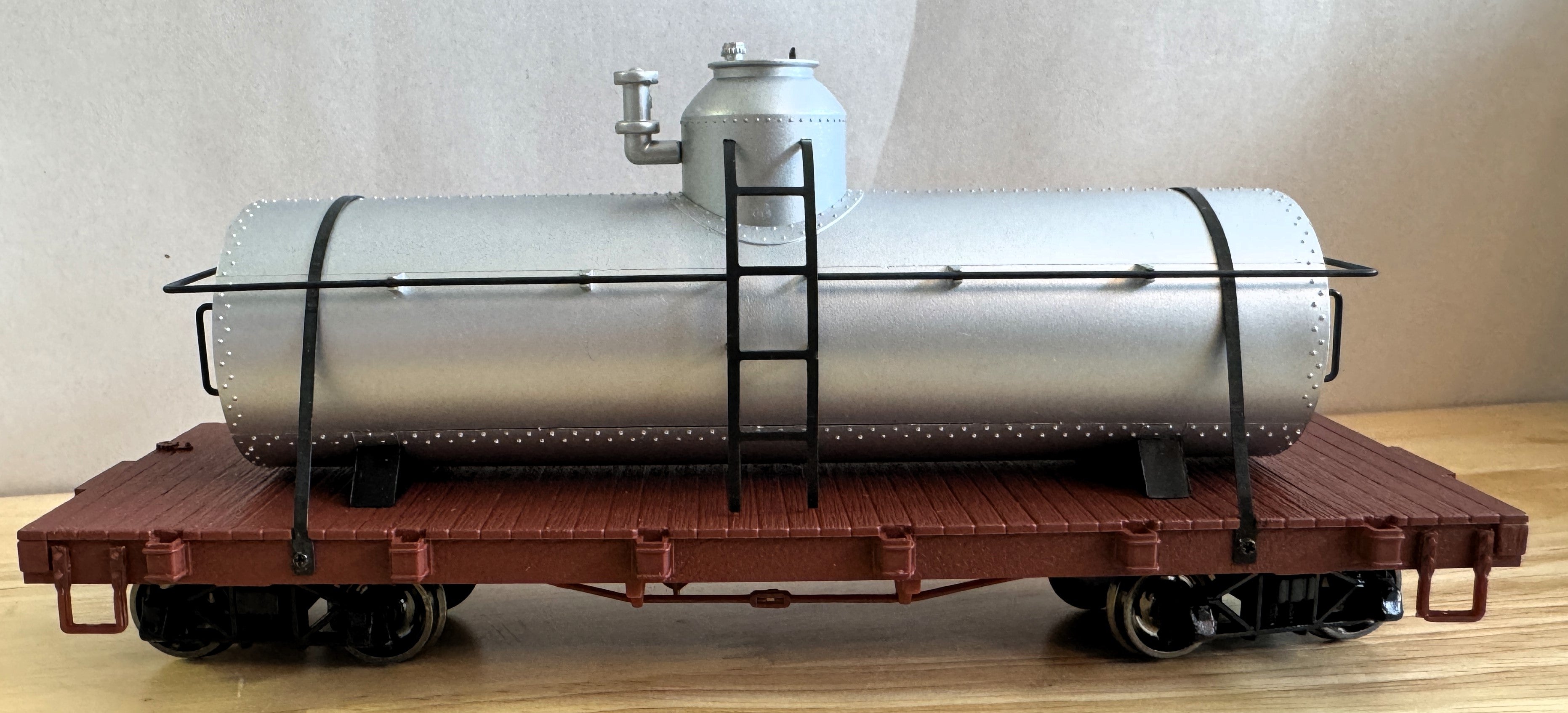 Bachmann Spectrum 27198 HO Scale On30 Scale Painted & Unlettered Silver Tank Car-Second hand-M1465