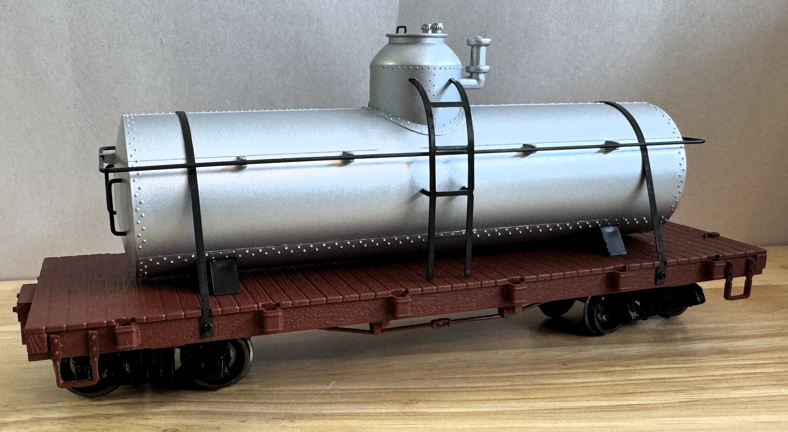 Bachmann Spectrum 27198 HO Scale On30 Scale Painted & Unlettered Silver Tank Car-Second hand-M1465