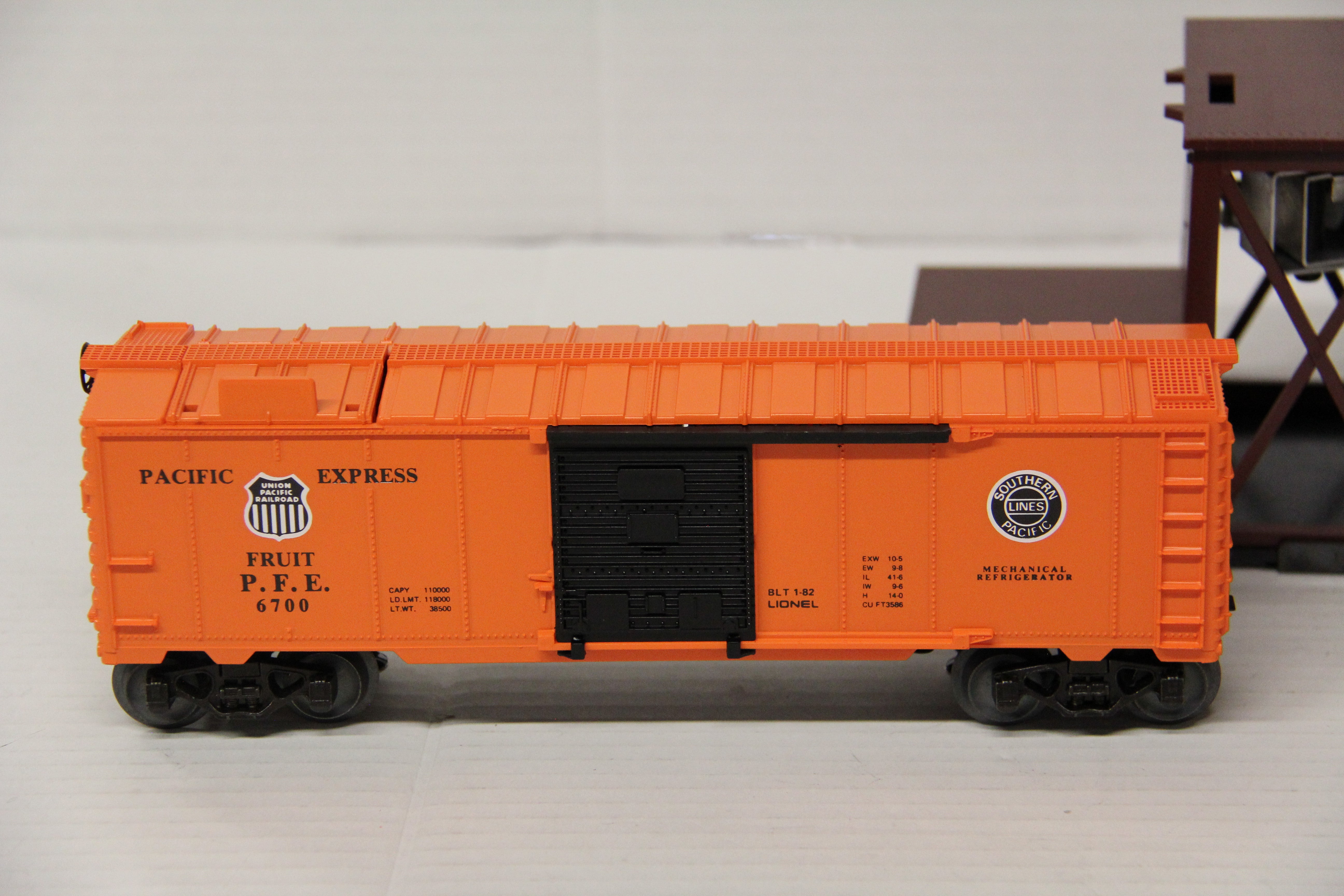 Lionel 6-2306 Operating Icing Station & Pacific Fruit Express Ice Car-Second hand-M6963