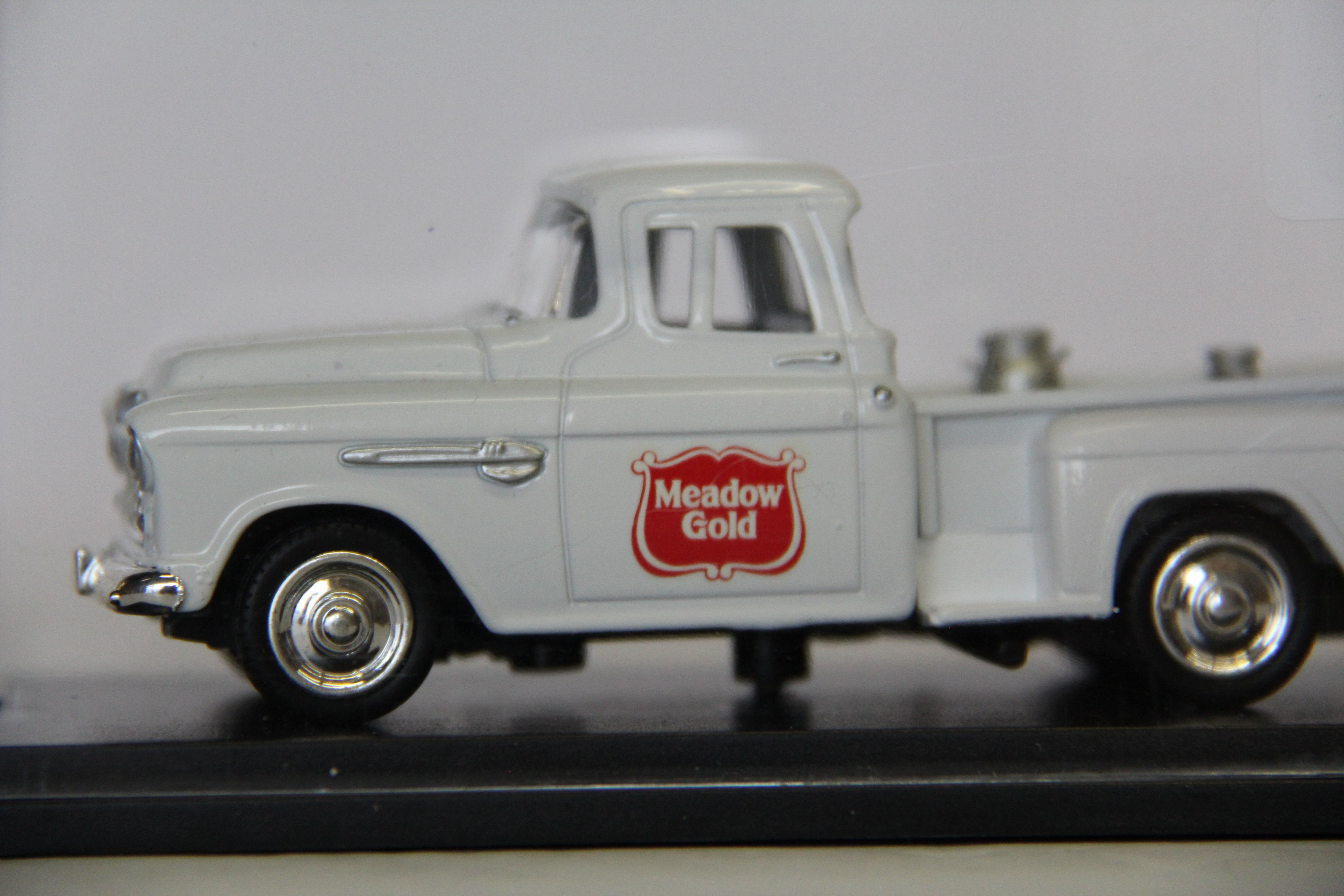 American Heritage Models AM-1955-25 1955 Chevy Pickup "Meadow Gold" with Milk Urns-Second hand-M6967