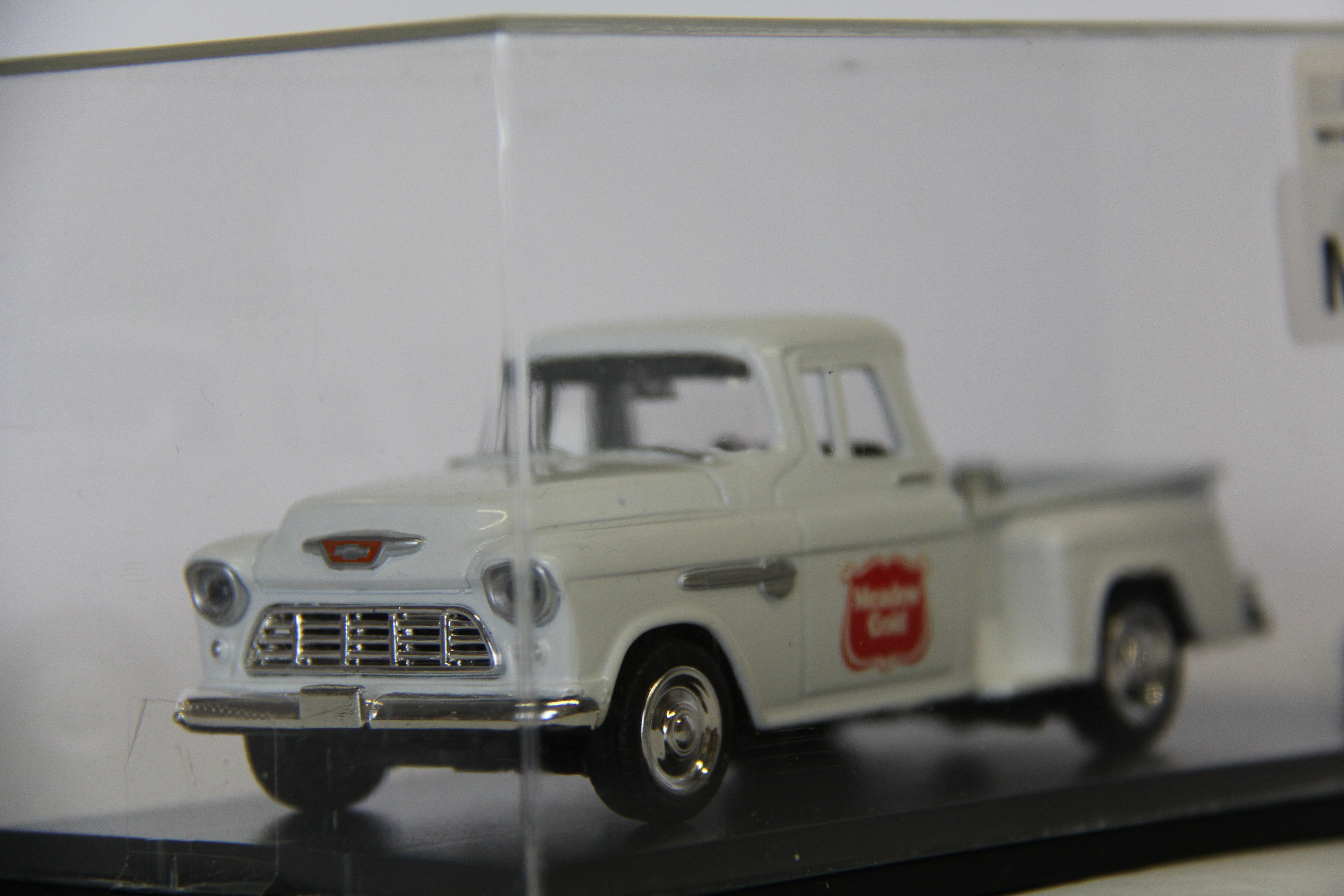 American Heritage Models AM-1955-25 1955 Chevy Pickup "Meadow Gold" with Milk Urns-Second hand-M6967