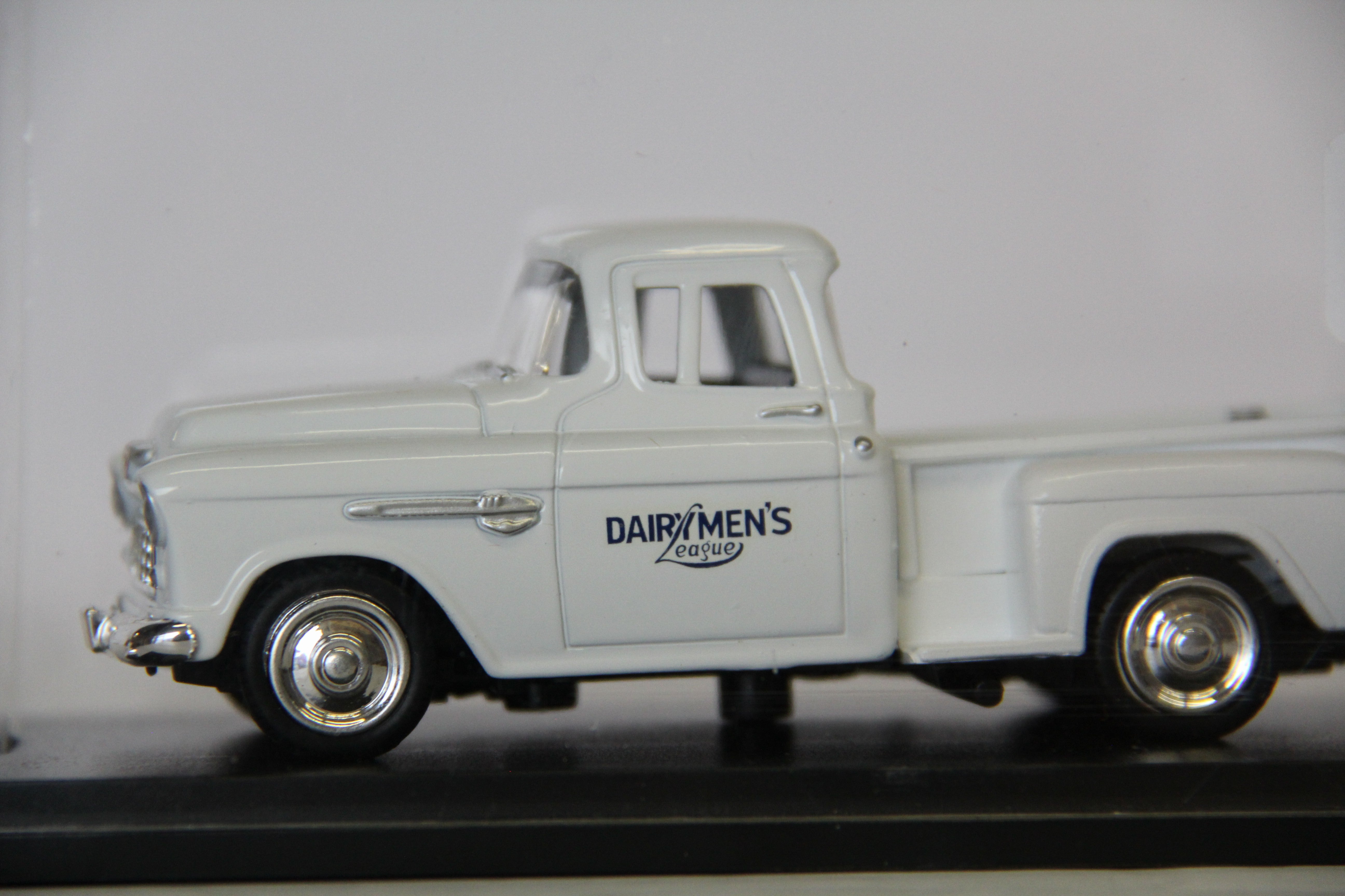 American Heritage Models AM-1955-18 1955 Chevy Pickup "Dairymen's League" with Milk Urns-Second hand-M6969