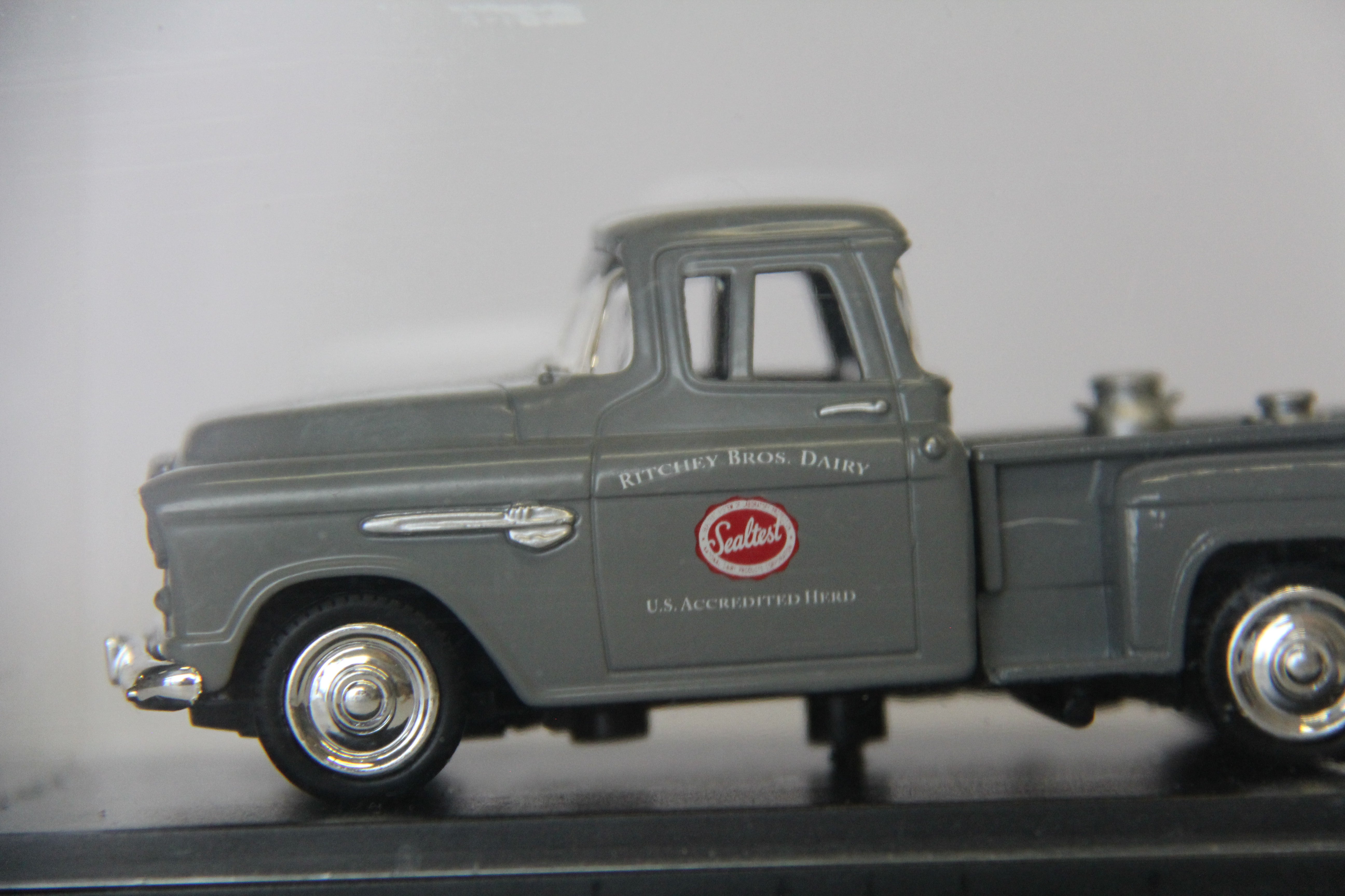 American Heritage Models AM-1955-19 1955 Chevy Pickup "Sealtest Diary" with Milk Urns-Second hand-M6972