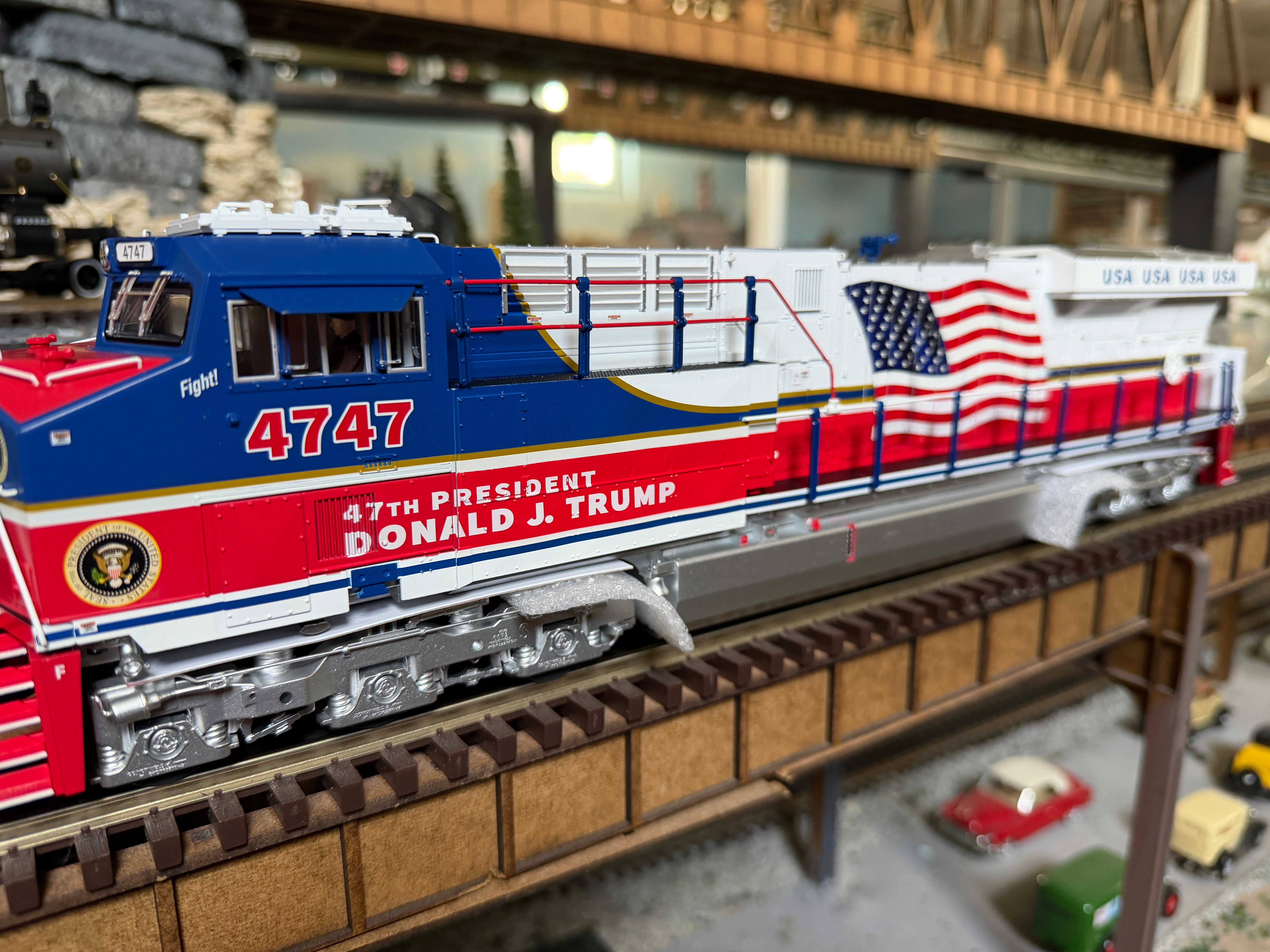 Lionel 2533147 - Legacy - ES44 Diesel Locomotive "Trump" #4747 - Custom Run