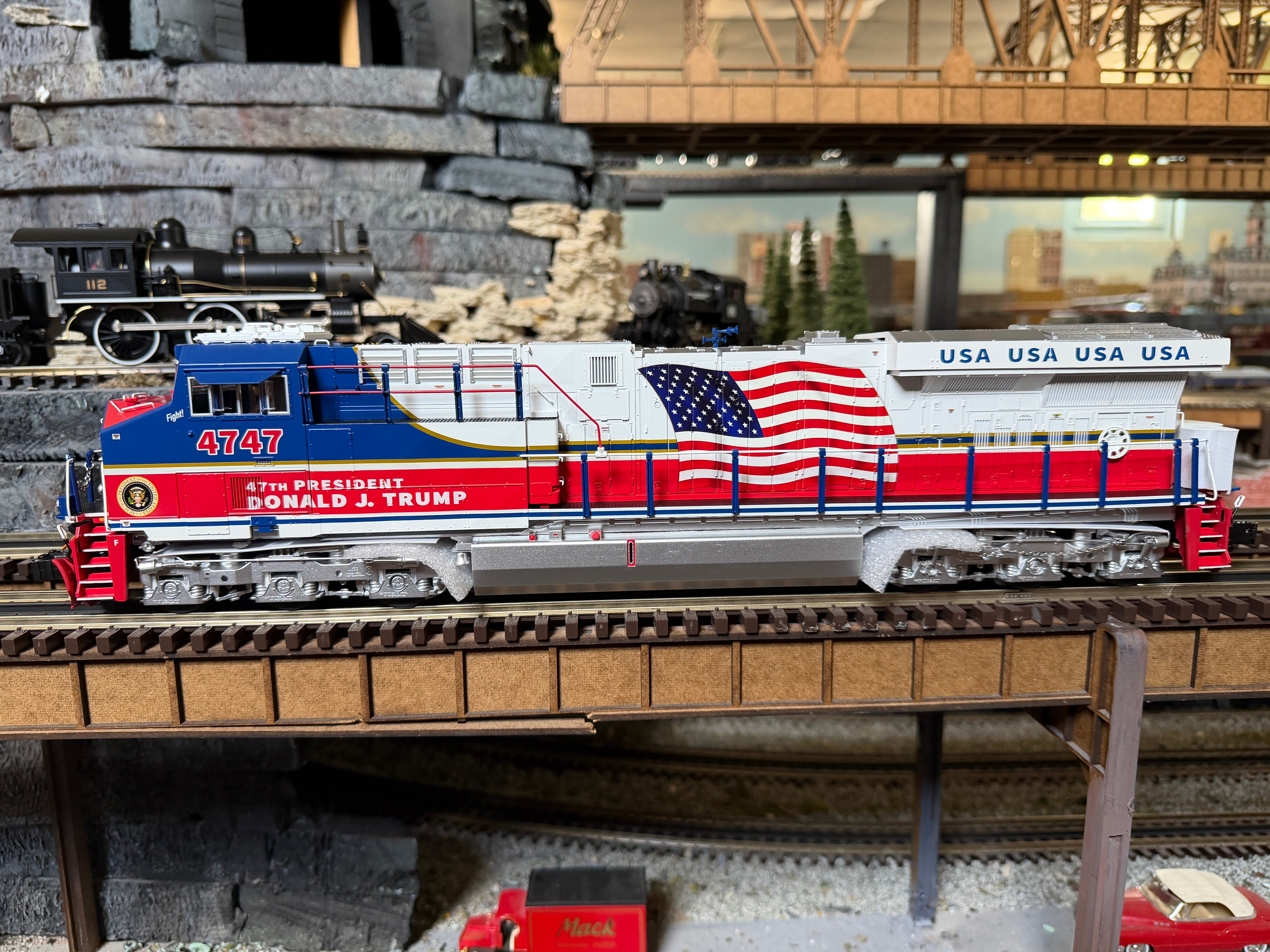 Lionel 2533147 - Legacy - ES44 Diesel Locomotive "Trump" #4747 - Custom Run