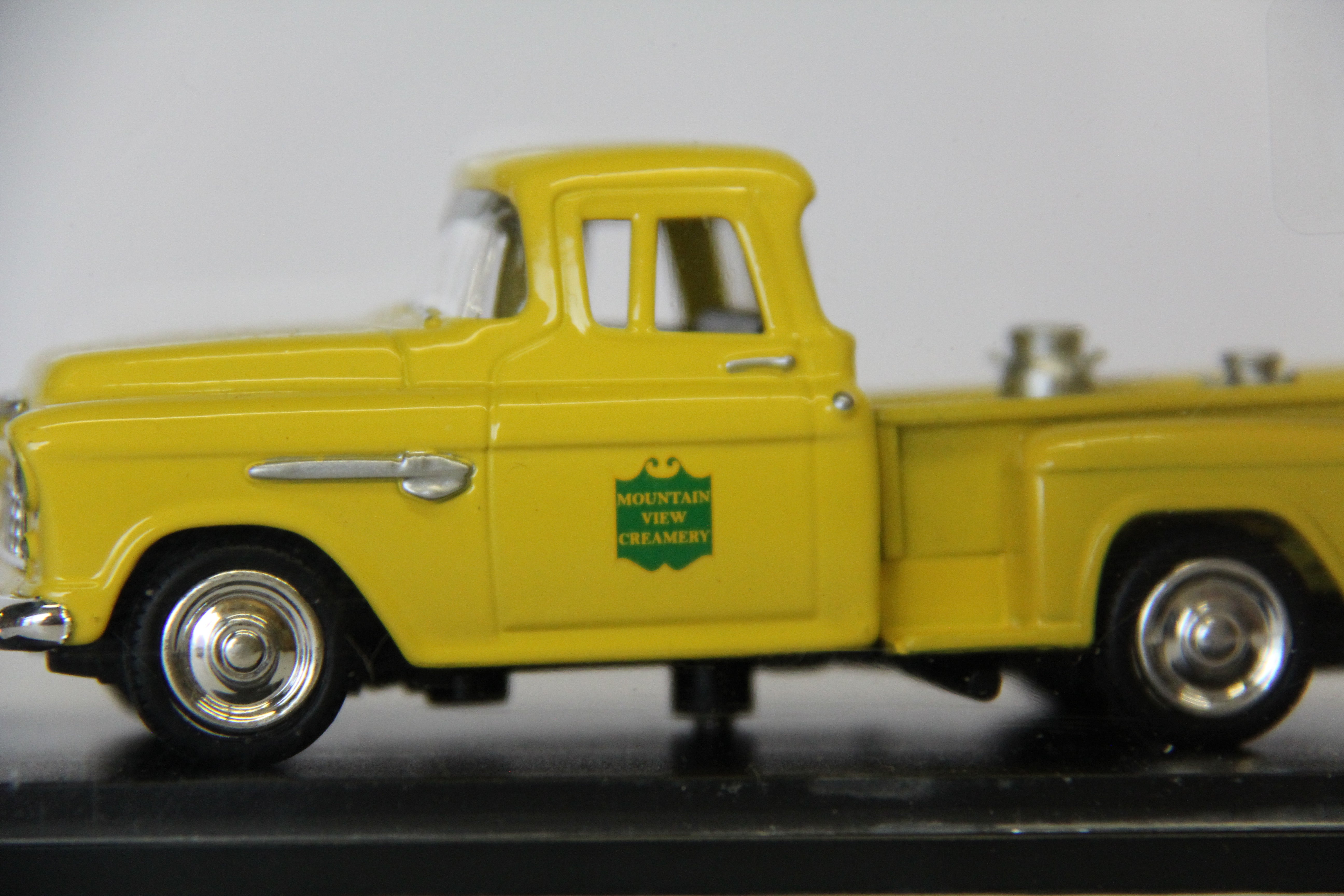 American Heritage Models AM-1955-27 1955 Chevy Pickup "Mountain View Creamery" with Milk Urns-Second hand-M6974