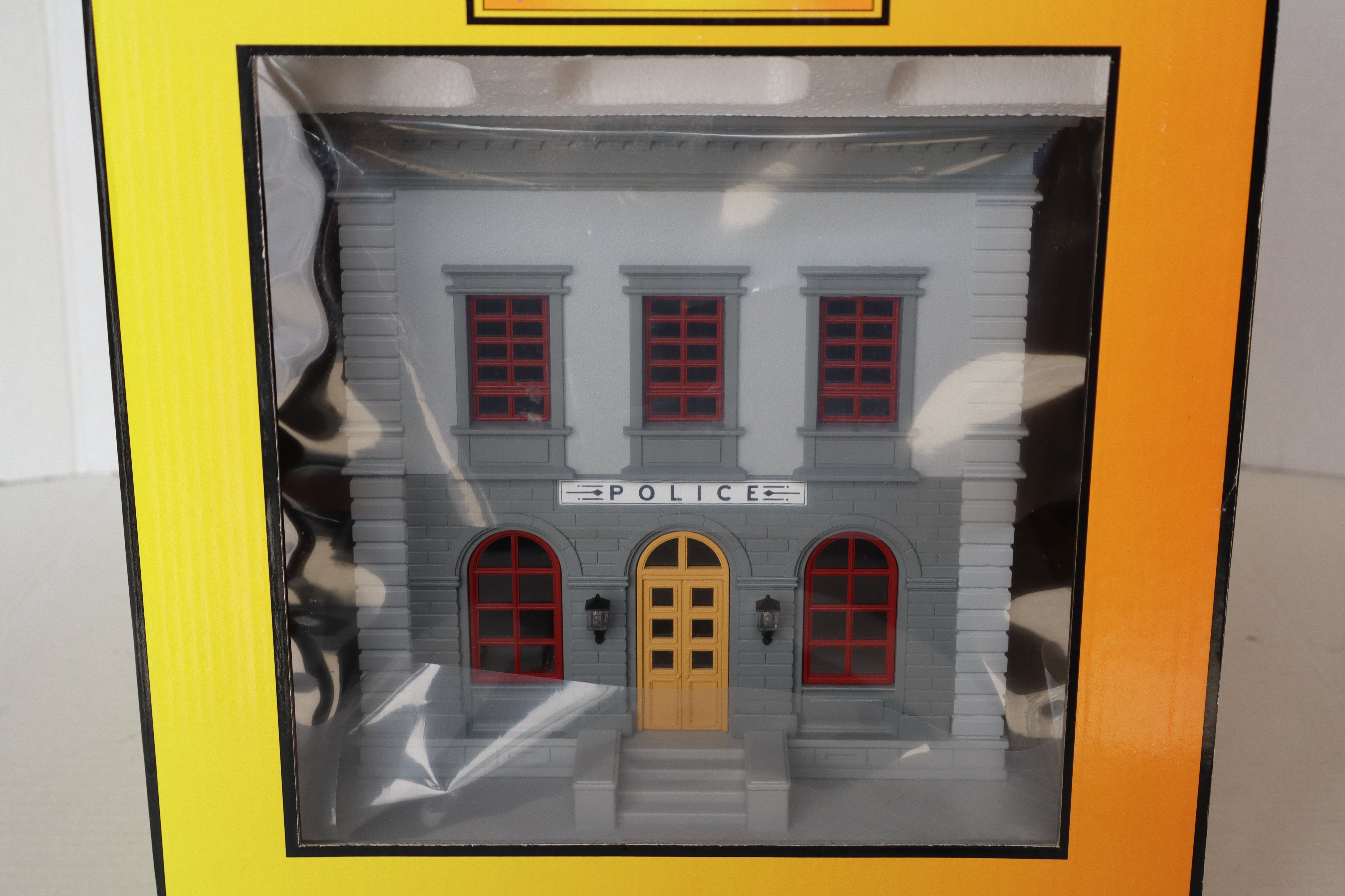 Rail King 30-9099 Police Station Two Tone Gray w/ Maroon Windows-Second hand-M8231