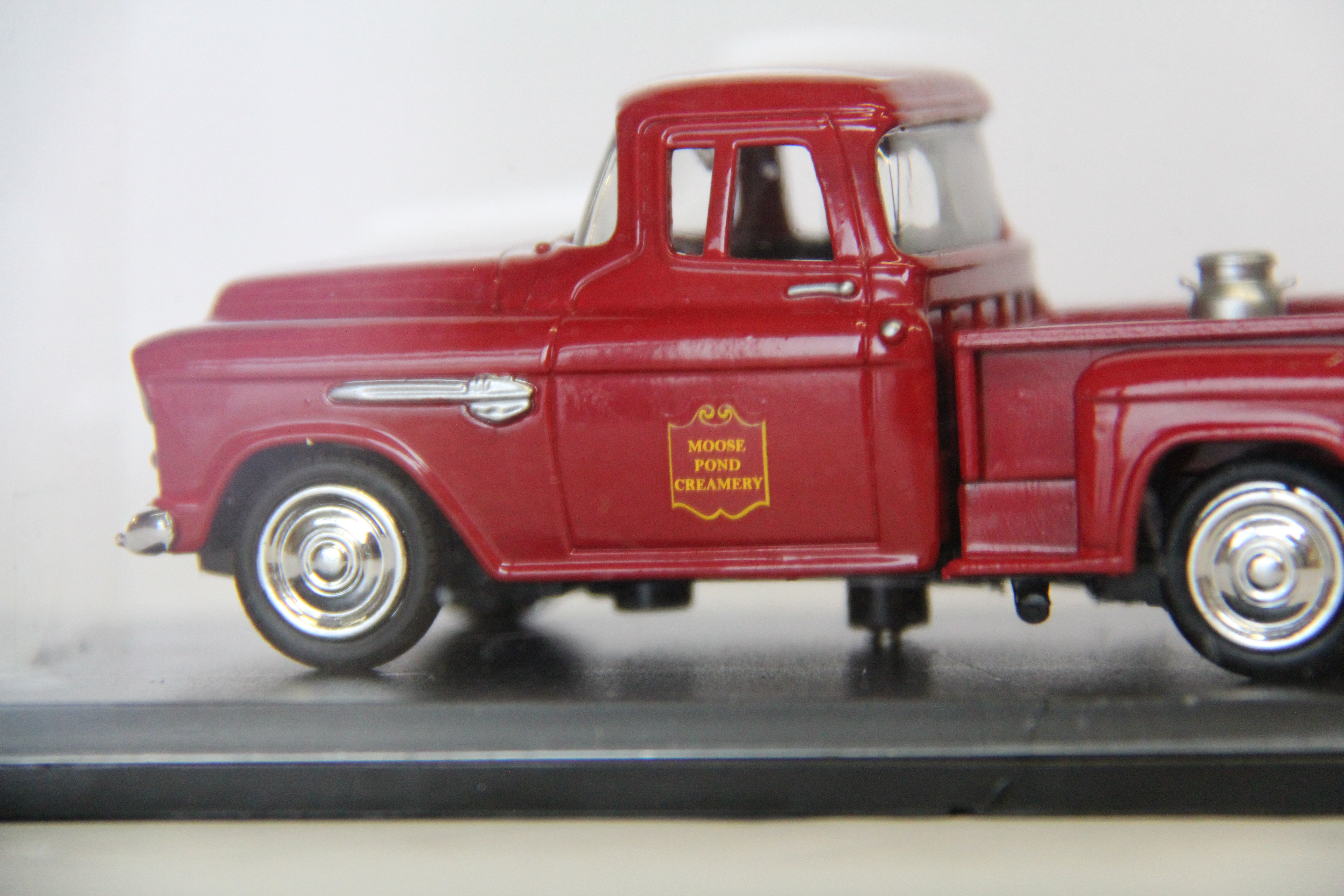 American Heritage Models AM-1955-XX 1955 Chevy Pickup "Moose Pond" with Milk Urns-Second hand-M6975