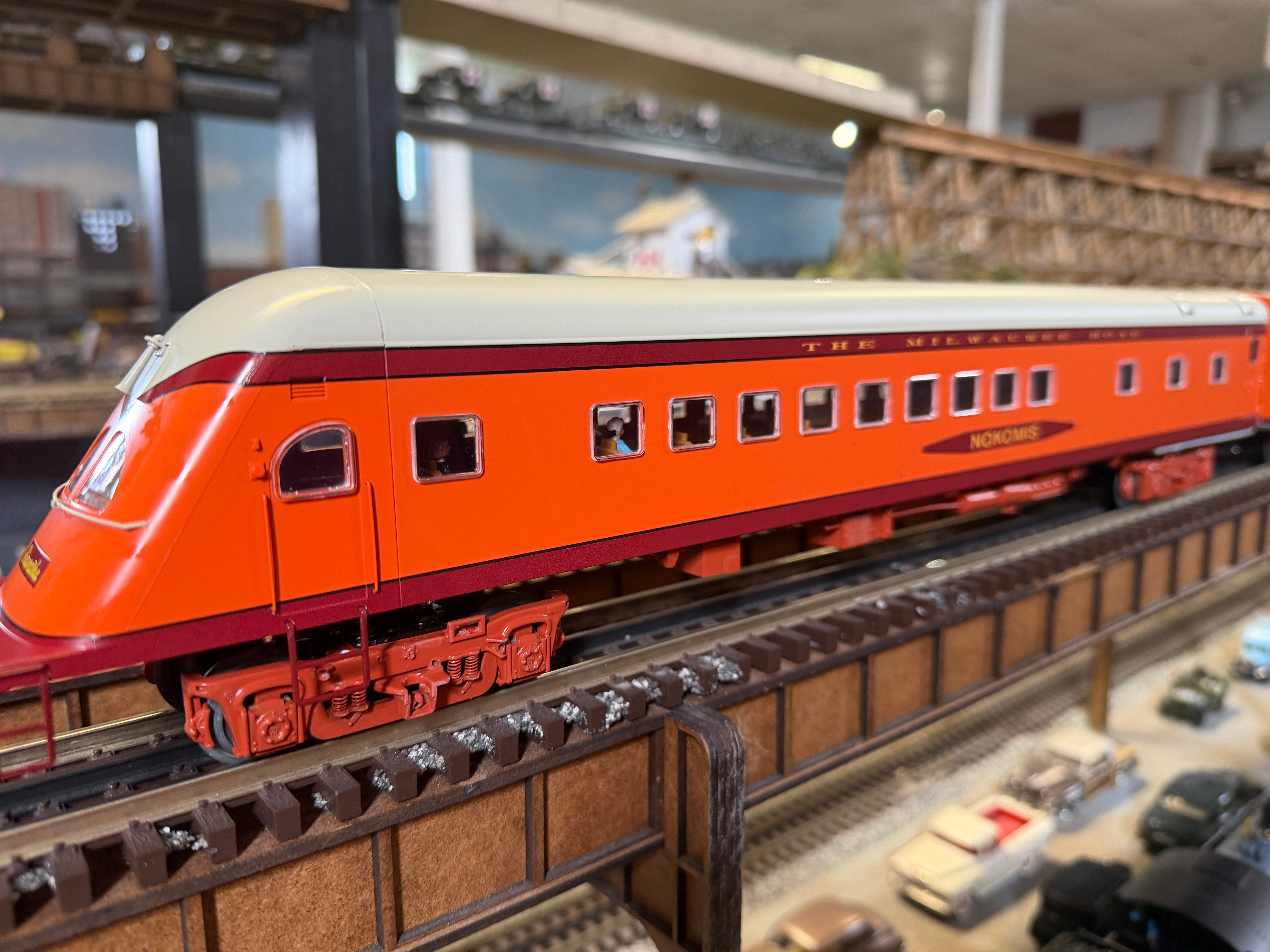 Lionel 2427370 - 18" Aluminum Passenger Car "Milwaukee Road" (4-Car) Hiawatha - MrMuffin'sTrains