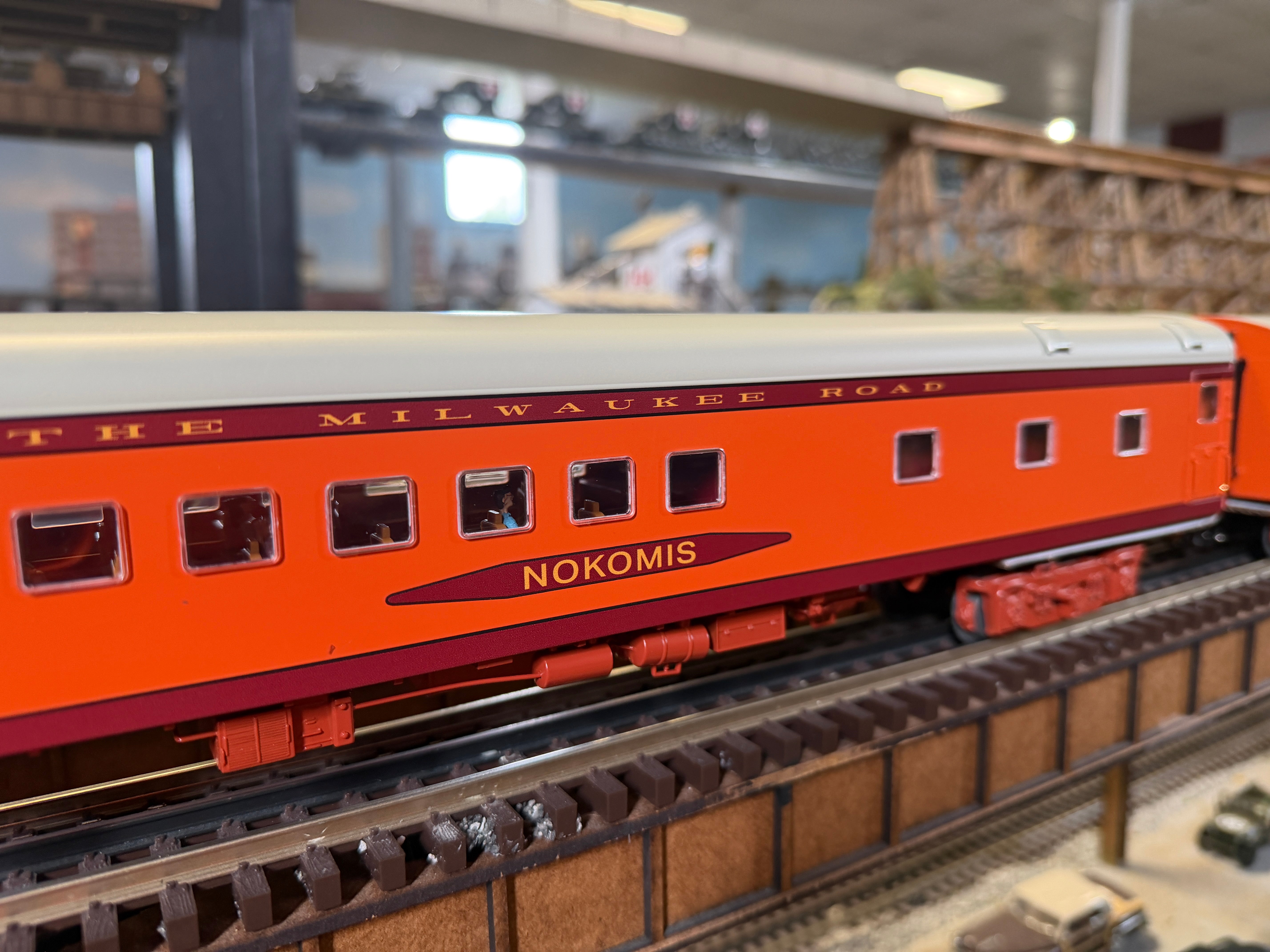 Lionel 2427370 - 18" Aluminum Passenger Car "Milwaukee Road" (4-Car) Hiawatha - MrMuffin'sTrains