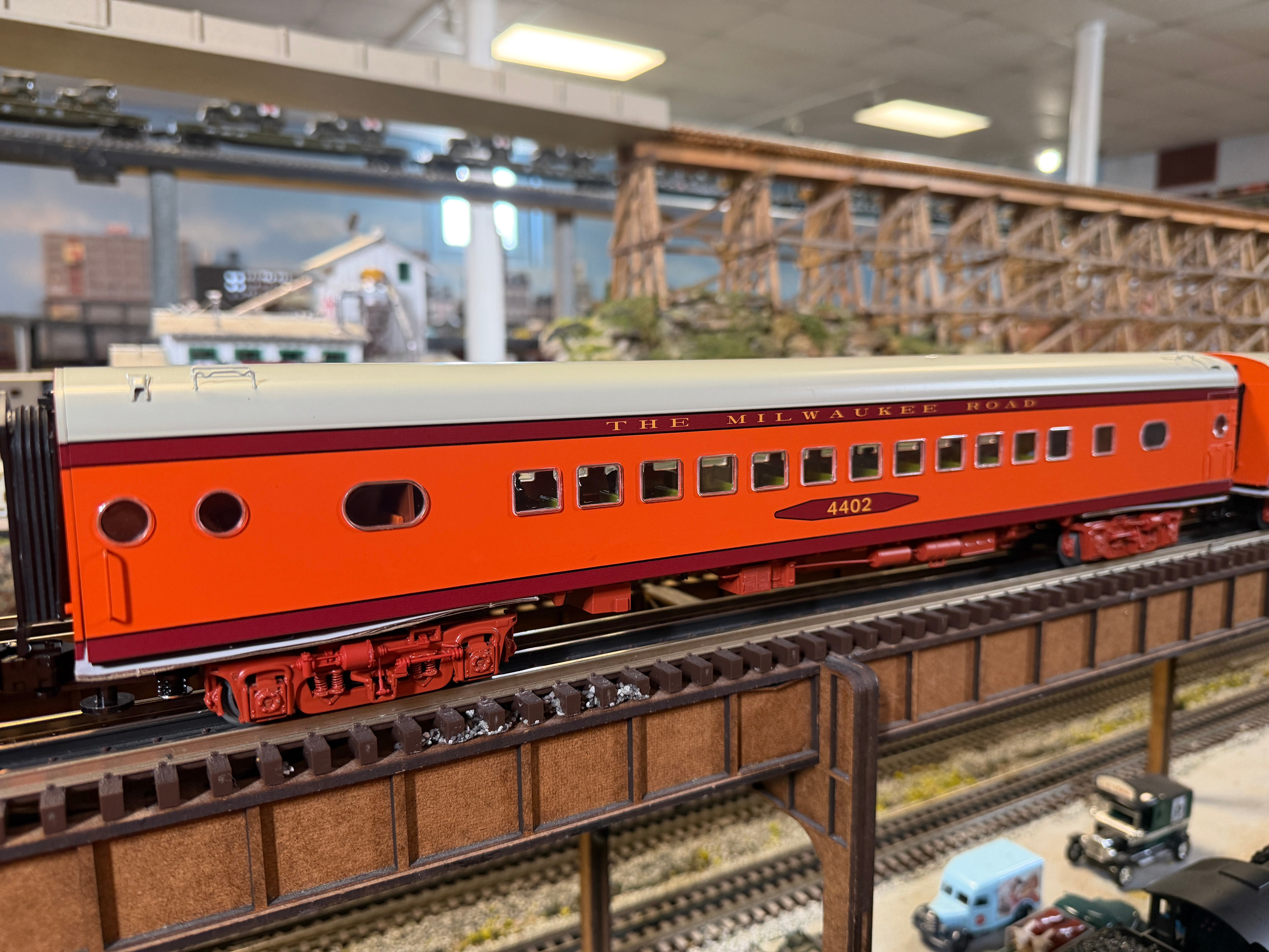 Lionel 2427370 - 18" Aluminum Passenger Car "Milwaukee Road" (4-Car) Hiawatha - MrMuffin'sTrains