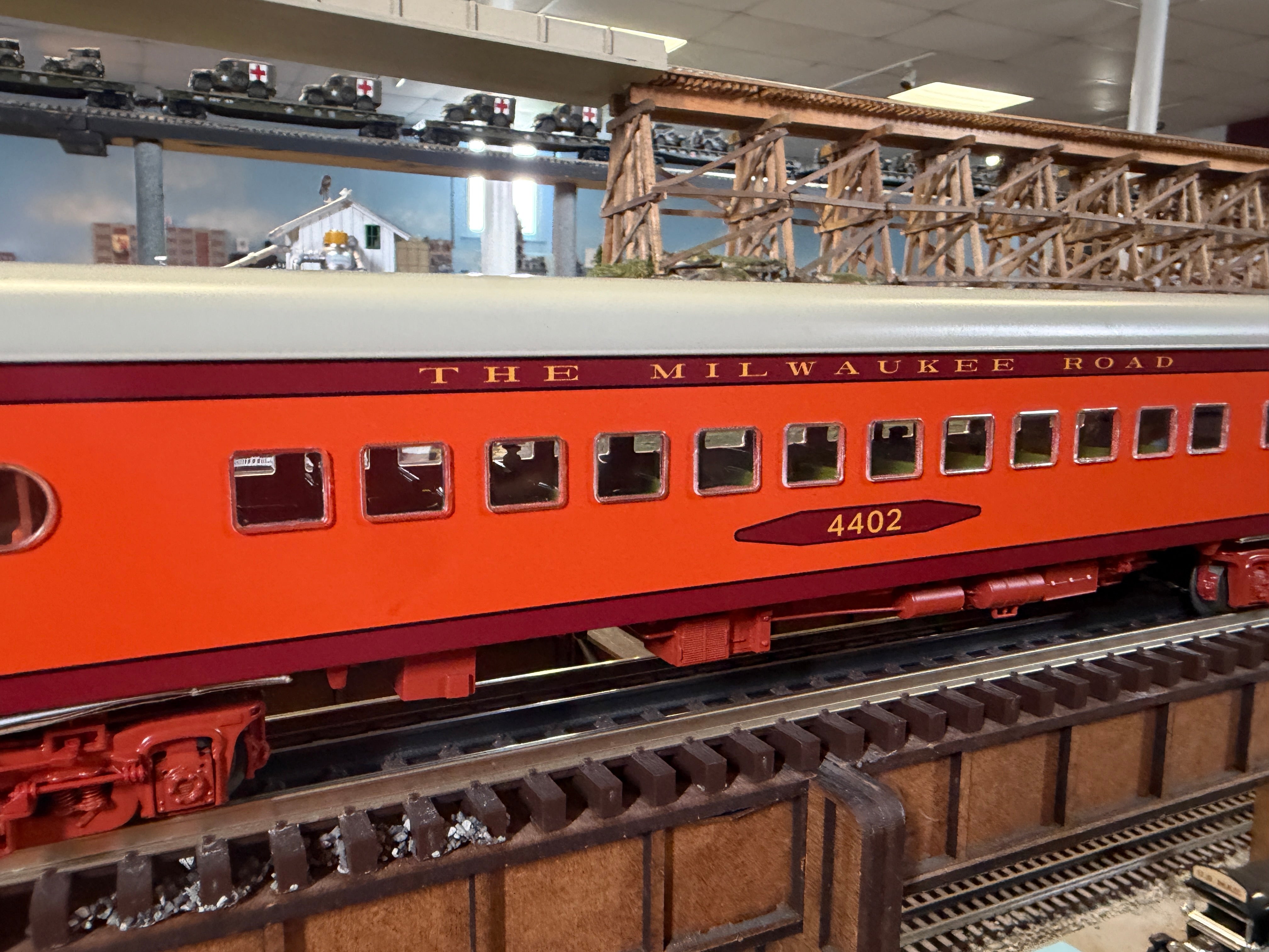 Lionel 2427370 - 18" Aluminum Passenger Car "Milwaukee Road" (4-Car) Hiawatha - MrMuffin'sTrains