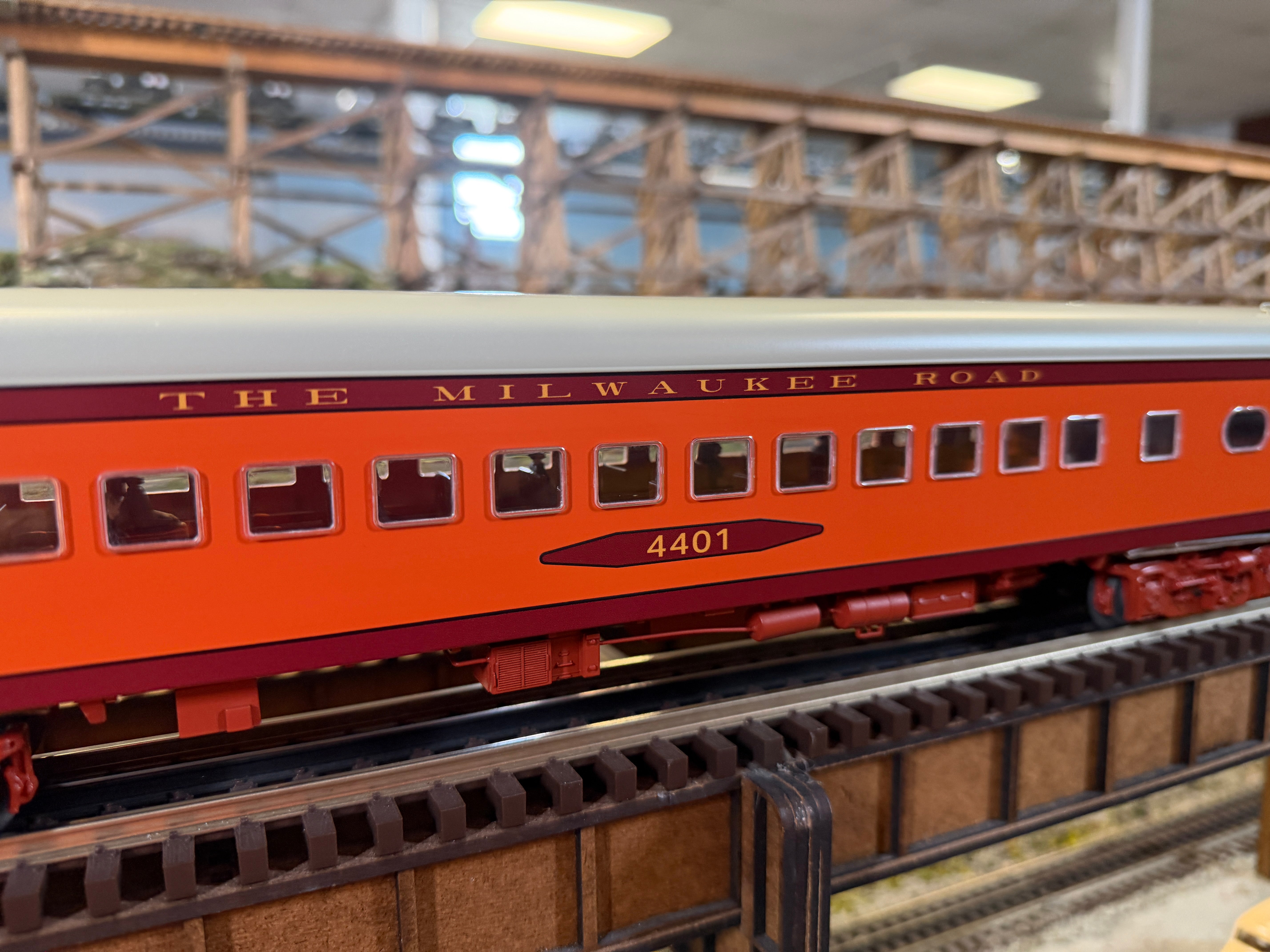 Lionel 2427370 - 18" Aluminum Passenger Car "Milwaukee Road" (4-Car) Hiawatha - MrMuffin'sTrains