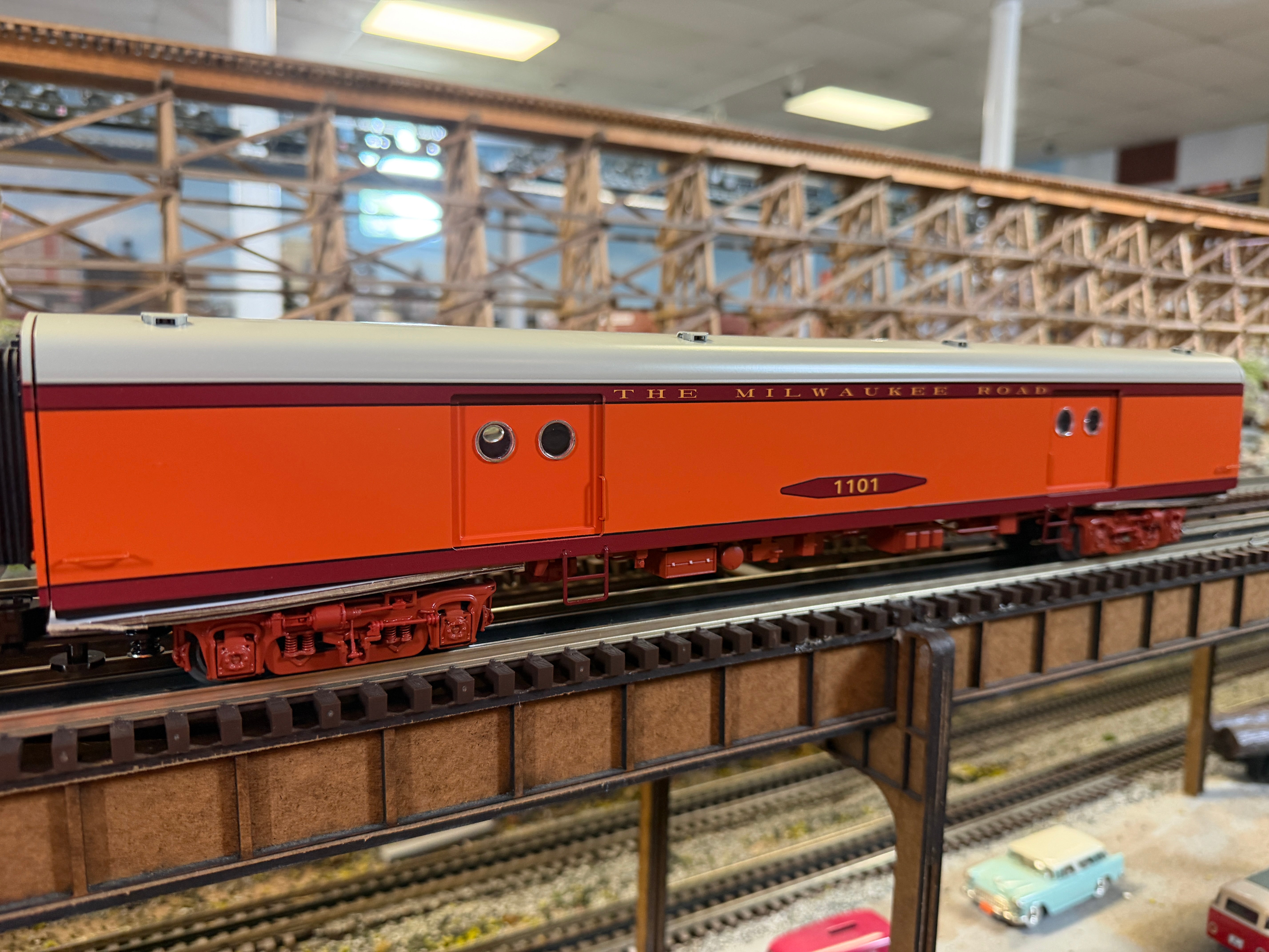 Lionel 2427370 - 18" Aluminum Passenger Car "Milwaukee Road" (4-Car) Hiawatha - MrMuffin'sTrains