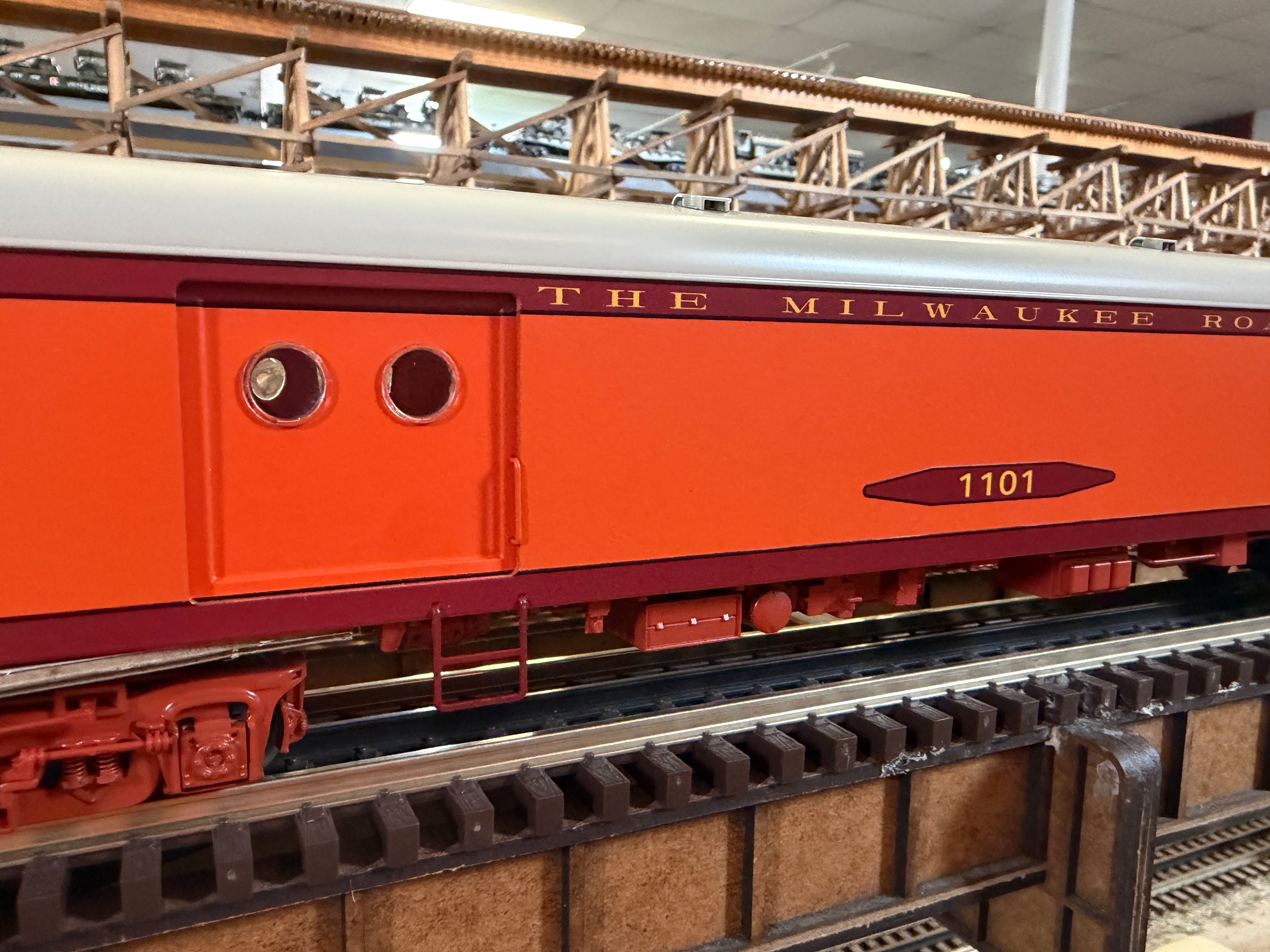 Lionel 2427370 - 18" Aluminum Passenger Car "Milwaukee Road" (4-Car) Hiawatha - MrMuffin'sTrains