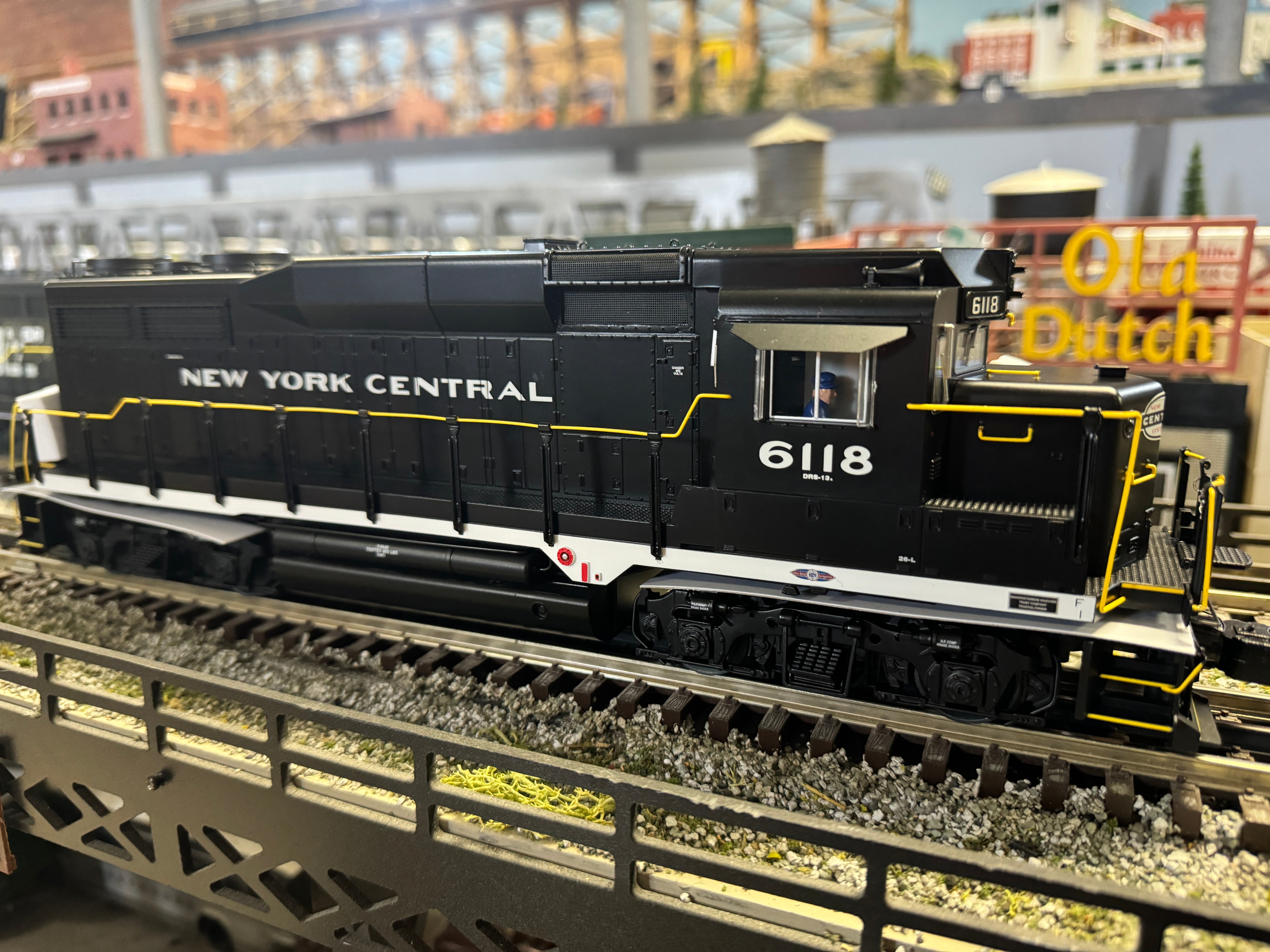 Lionel 2433132 - Legacy GP30 Diesel Engine "New York Central" #6121