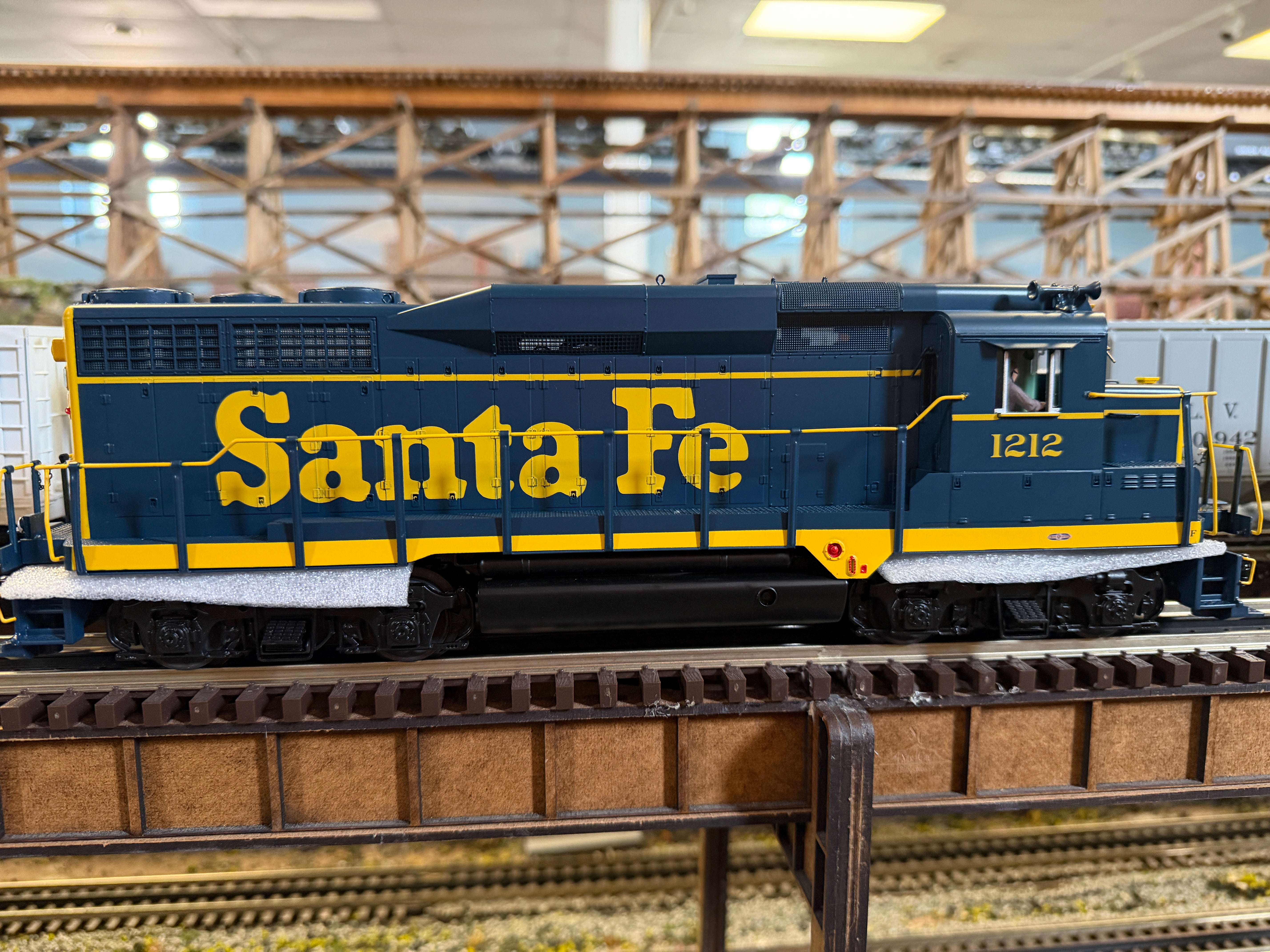 Atlas O 30138440 - Premier - GP30 Diesel Locomotive "Santa Fe" #1230 - MrMuffin'sTrains