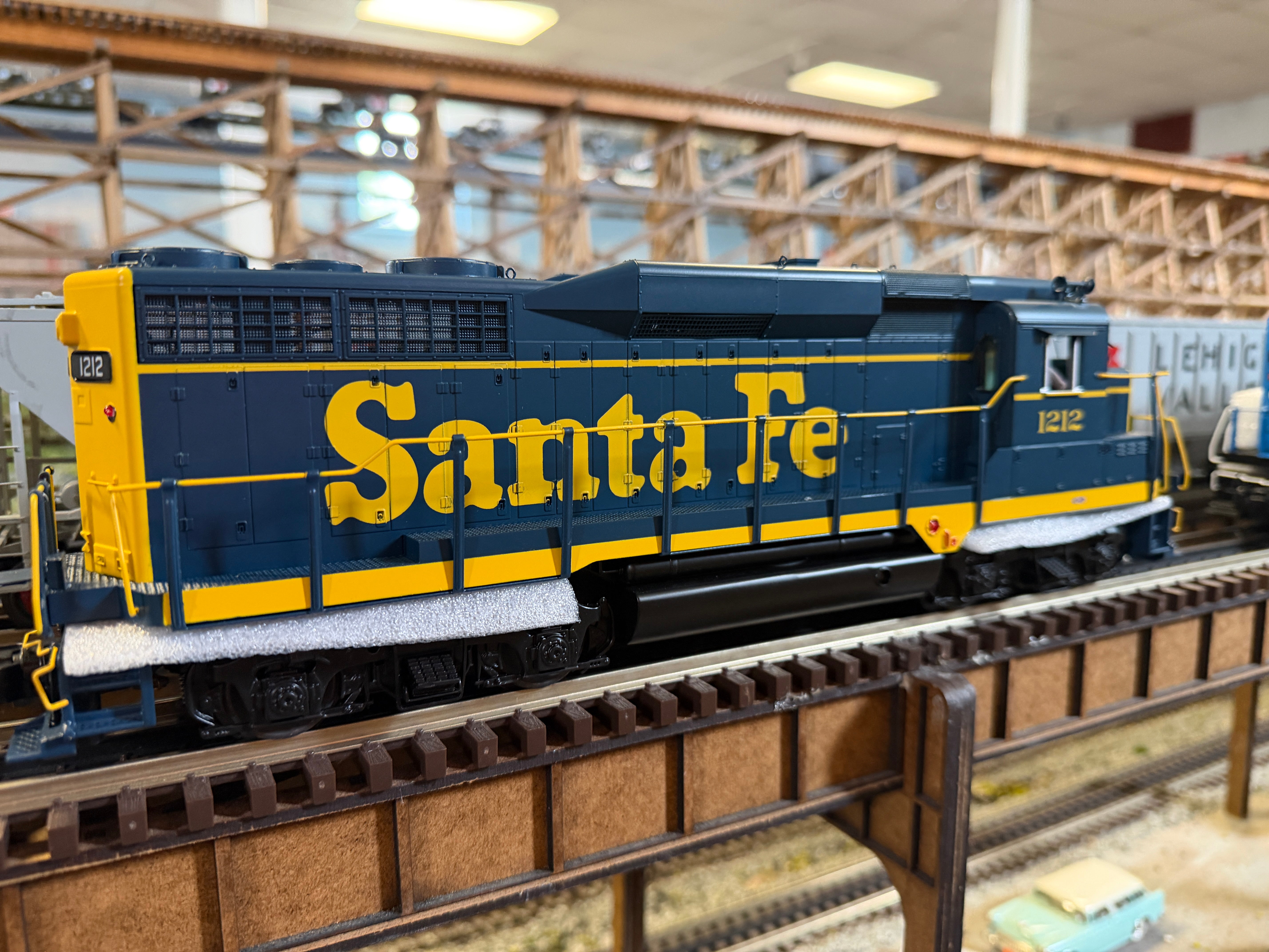 Atlas O 30138440 - Premier - GP30 Diesel Locomotive "Santa Fe" #1230 - MrMuffin'sTrains